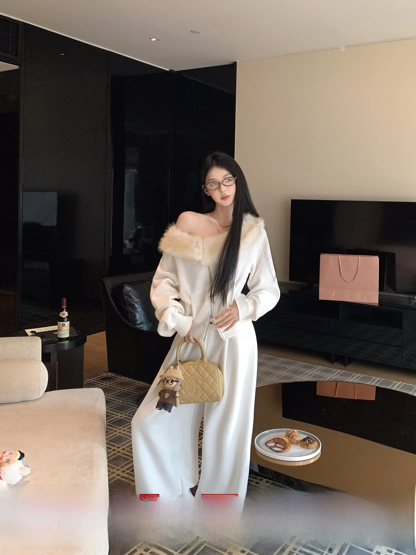 

Корейский повседневный осенний комплект из двух предметов: свободная куртка с капюшоном и меховым воротником, и брюки с широкими штанинами для женщин