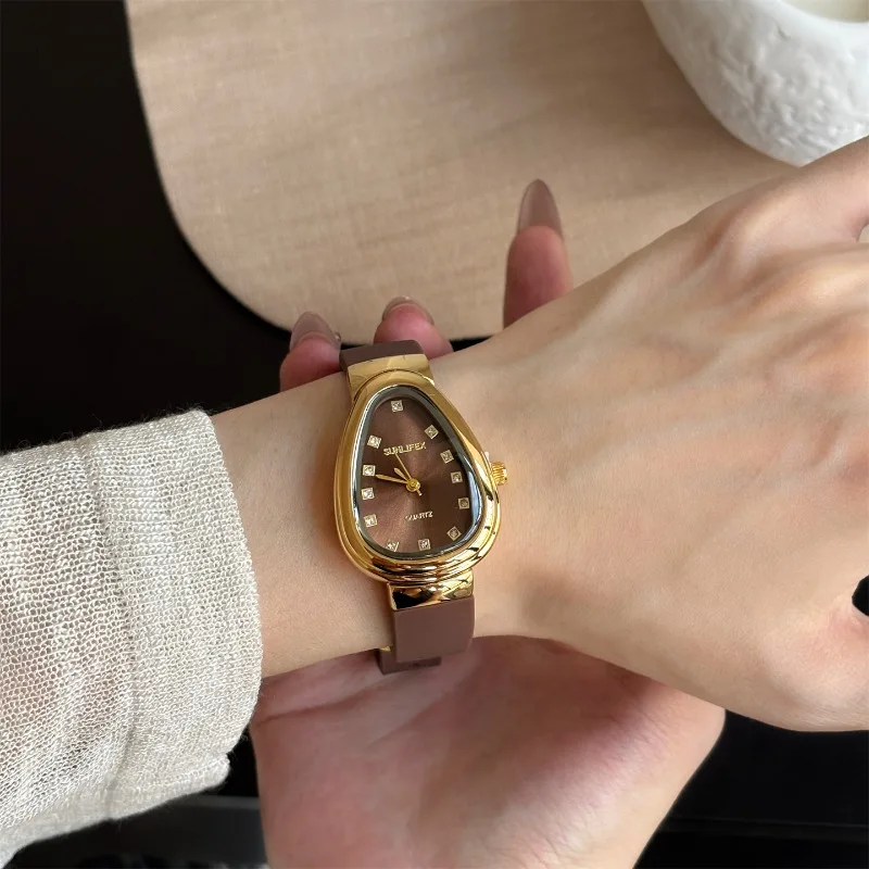 Retro Women's Watch Fashion Design Snake Quartz Watch Waterproof Silicone Strap Exquisite and Elegant Women's Watch