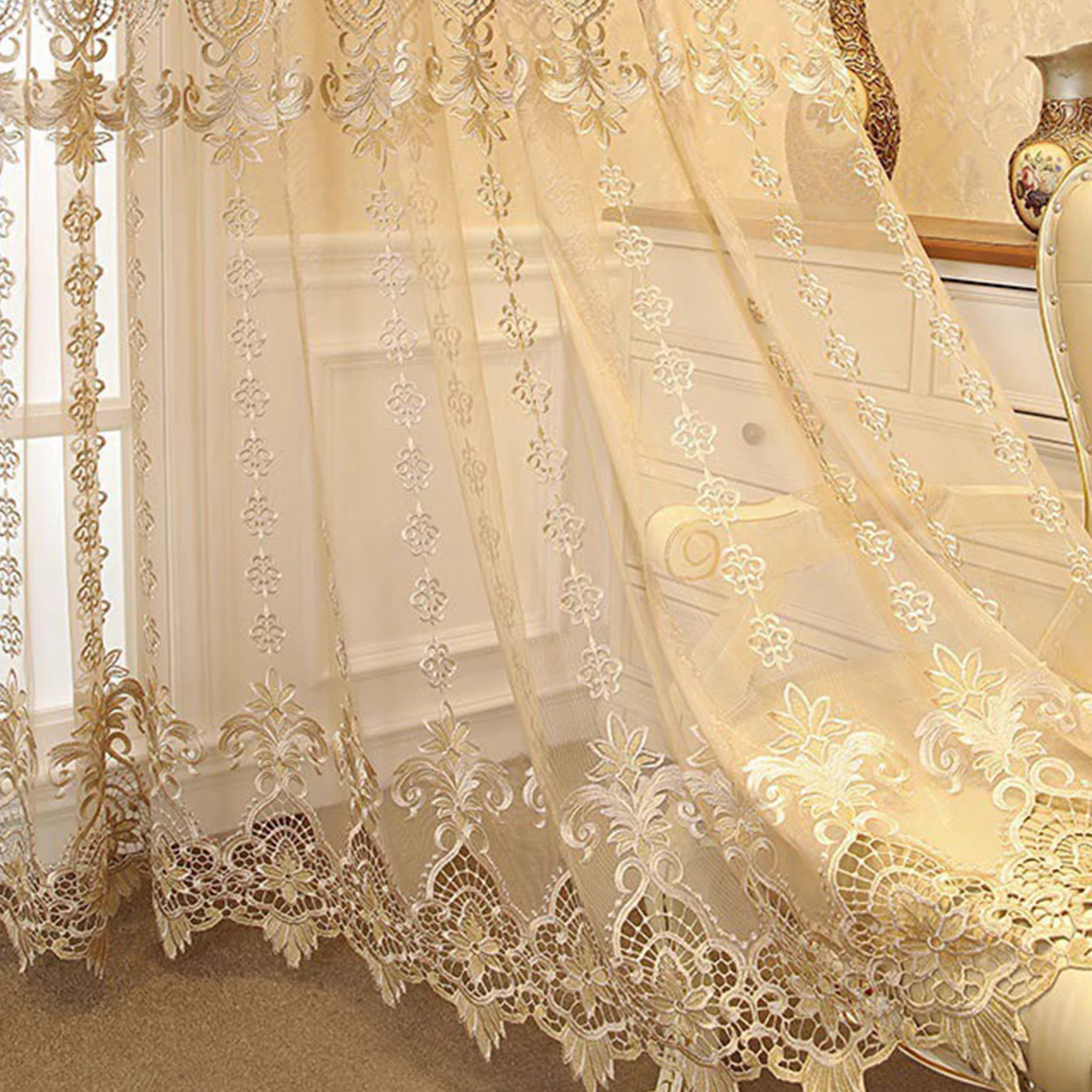 High-End-Atmosphäre, luxuriöser europäischer bestickter Fenstervorhang, Wohnzimmer, Schlafzimmer, Balkon, goldenes Verdunkelungsprodukt