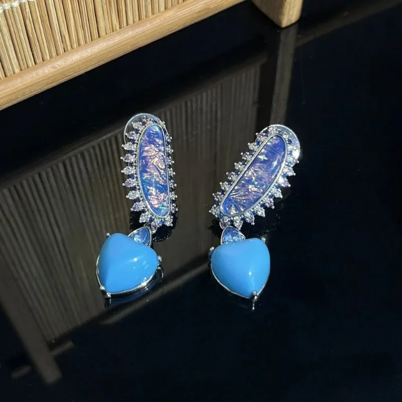 

Fresh and Elegant Light and Luxurious Style Zircon Stone Resin Small Earrings and Claws Inlaid with Love Stone Pendant Earrings
