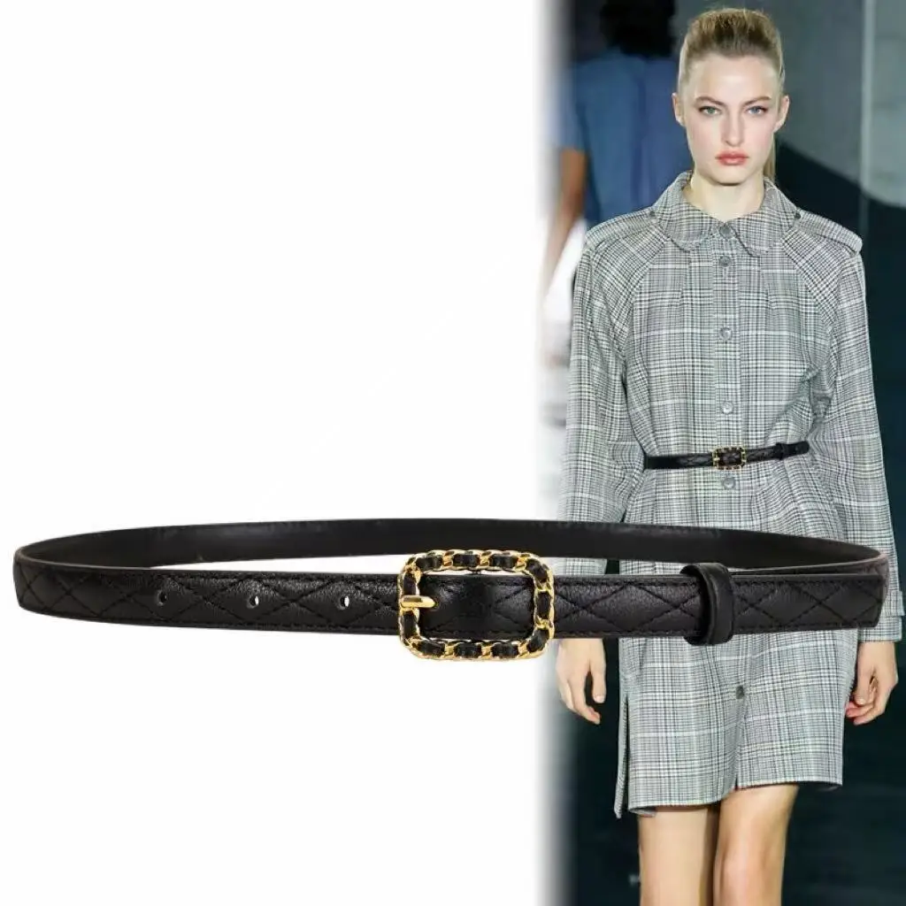 

Универсальный и модный женский зимний наряд, с стеганым, стильным и минималистичным дизайном с декоративным элементом.