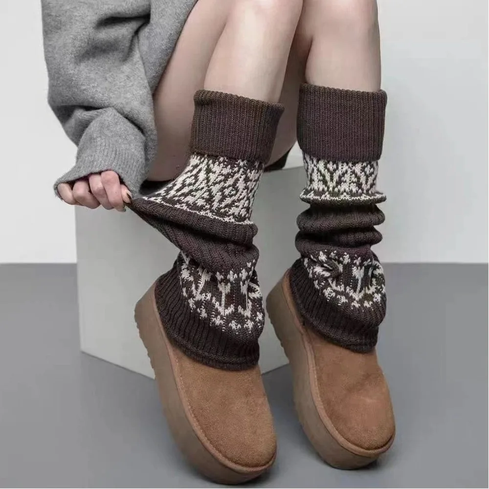 

Мягкая одинаковая обувь, вязаные носки до середины икры, длинные теплые носки-ботинки, толстые теплые леггинсы, осень