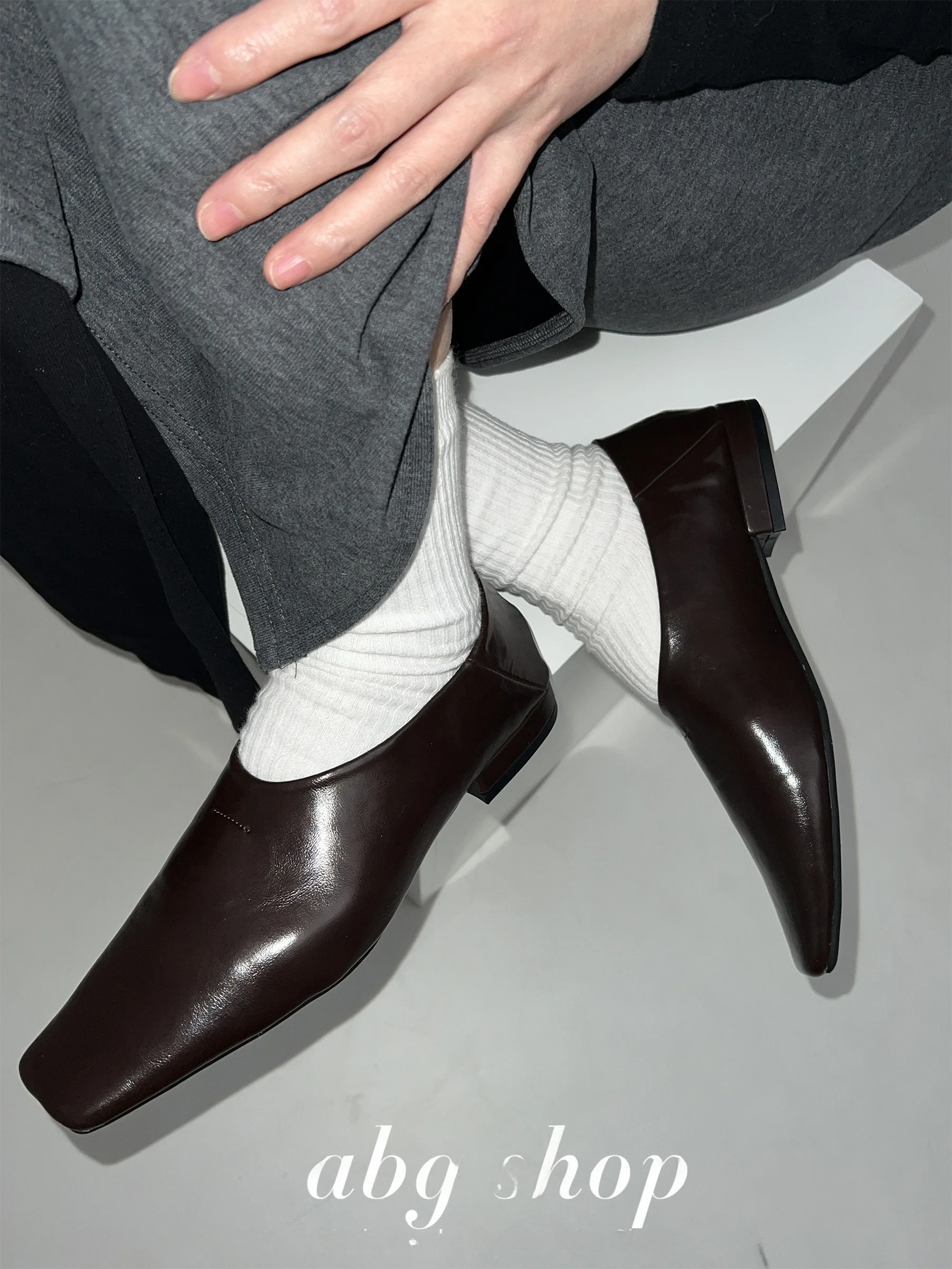 أحذية لوفر كورية الطراز بلون رمادي دخاني ذات قاعدة مسطحة للربيع المبكر، أحذية جلدية صغيرة بمقدمة مربعة للتنقل اليومي، أحذية م...