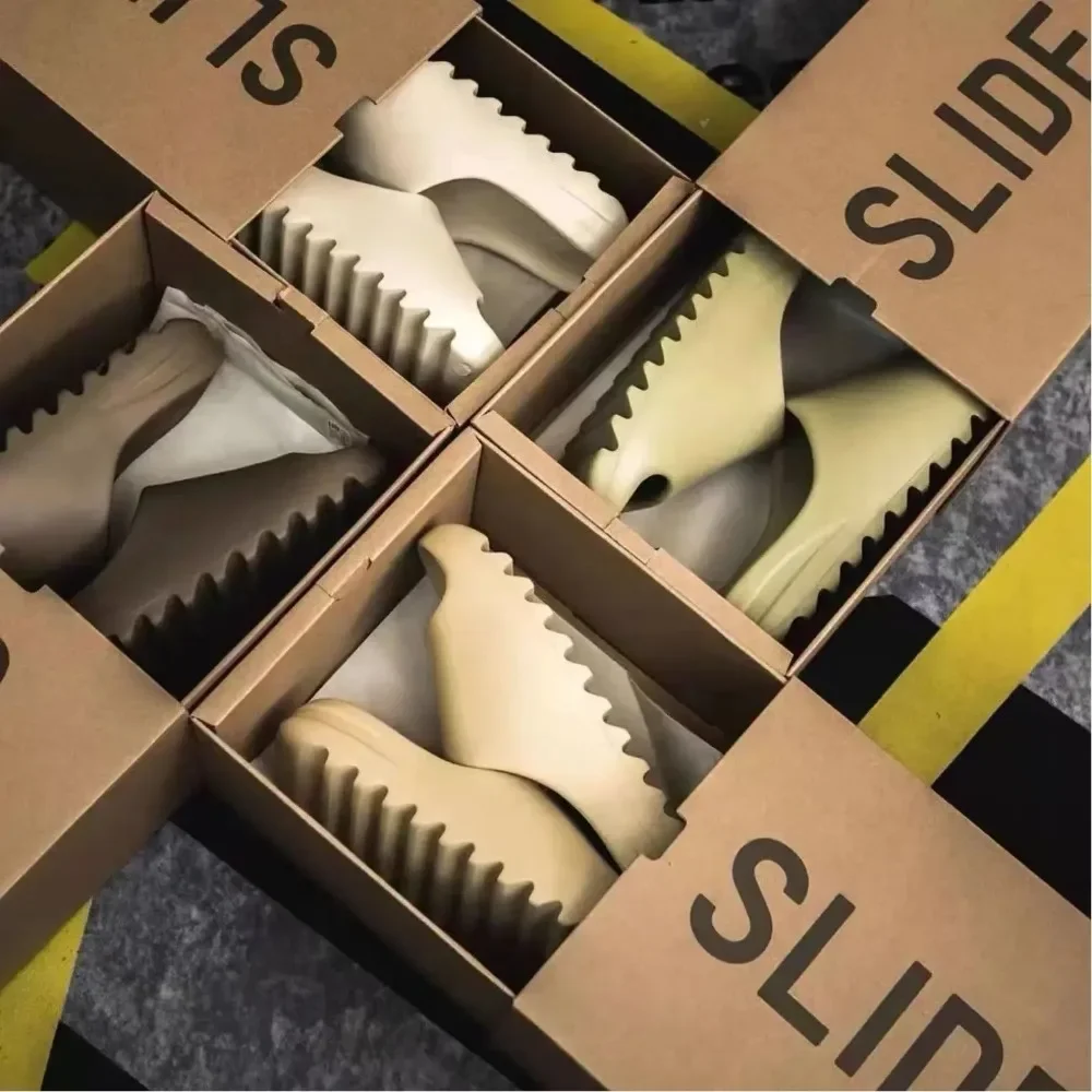 صنادل صيفية مستوحاة من Yeezy لصيف 2025 باللون الأصفر الرملي تشبه السحابة للشاطئ في الهواء الطلق غير قابلة للانزلاق