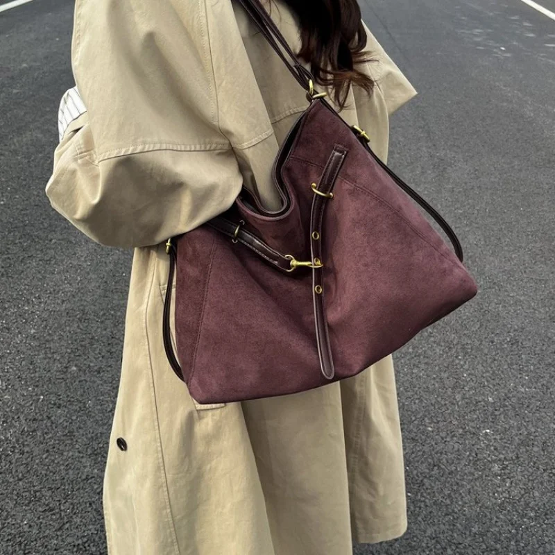 

Elegant Women's Messenger Bag Made Of Fine Leather Boasting High-End Trendy Vintage Daily Look​