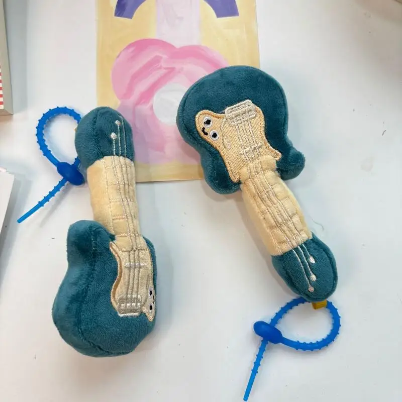 Creatieve pluche gitaar sleutelhanger hanger schattig gesimuleerd muziekinstrument speelgoed sleutelhanger rugzak decoratie accessoires geschenken