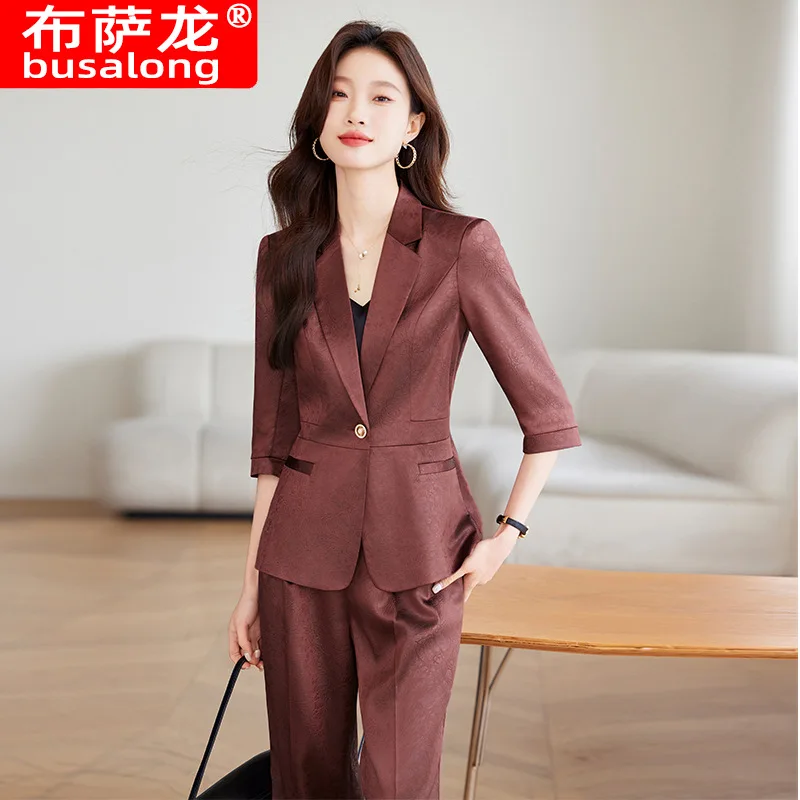 

Бордовый модный блейзер с рукавом три четверти для весны-лета-осени, с маленьким костюмным воротником и элегантный комплект из двух предметов: блейзер и брюки.