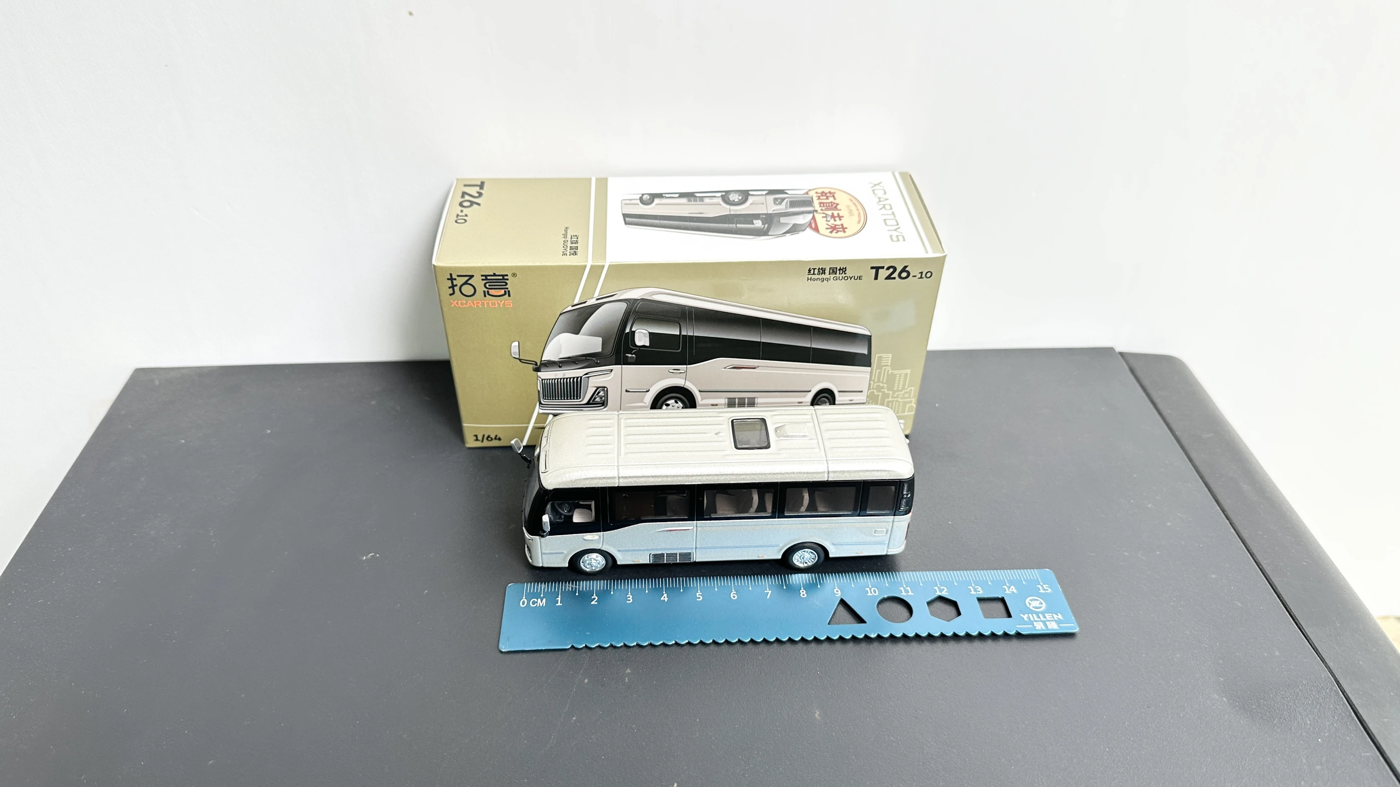 1:64 Bandiera rossa, Guoyue, Ornamento da collezione di autobus CMB aziendali di lusso, modello di auto Guoyue con bandiera rossa Tuoyi