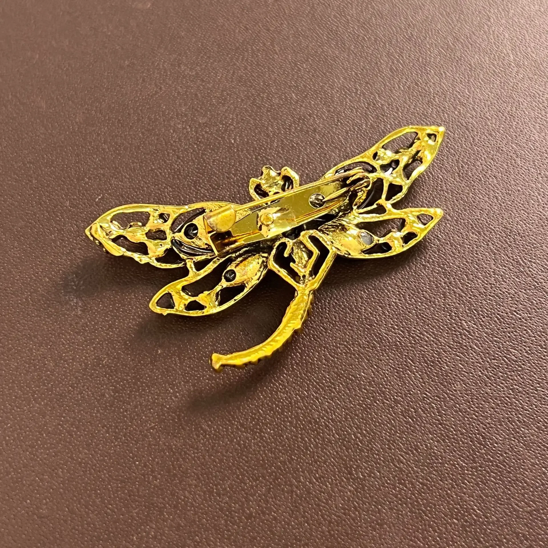 Vintage Colored Crystal Rhinestone Dragonfly Brooch for Women Exquisite Elegant Insect Lapel Pin Clothing Accessories Party Gift