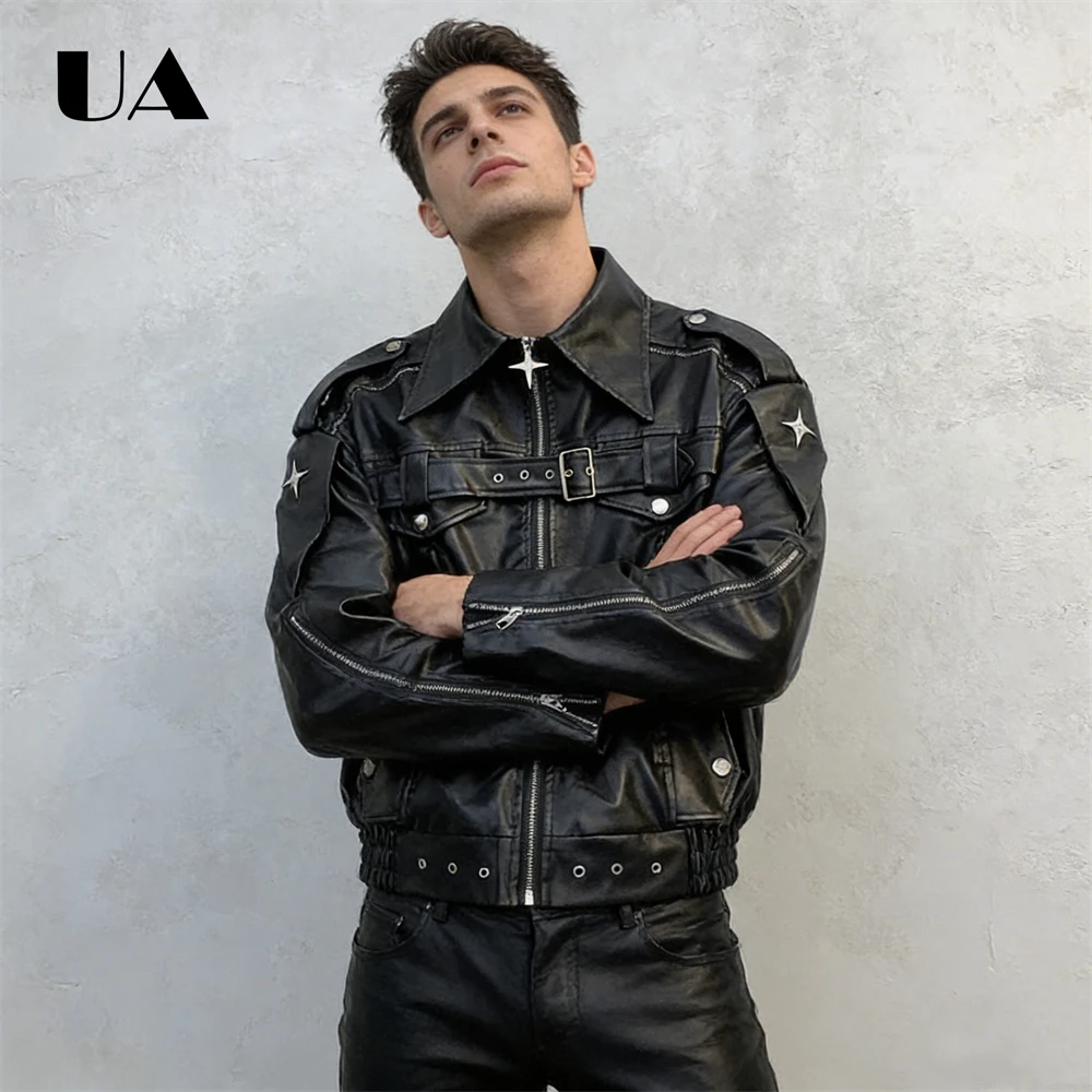 

Мужская черная куртка из искусственной кожи: оверсайз-стиль в стиле панк со звездами, пряжкой, ремнем и деталями на молнии, воротником с лацканами