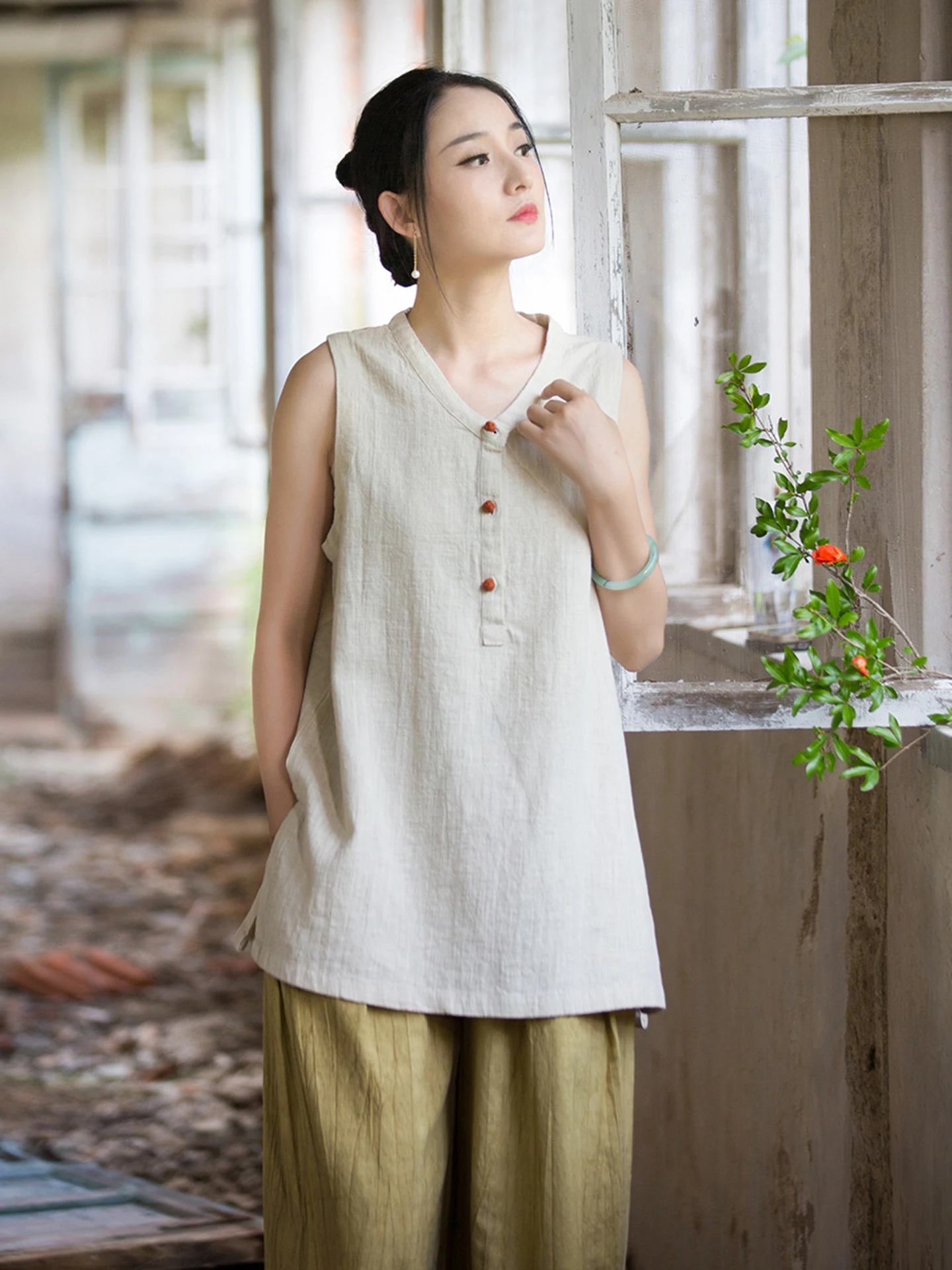 New Chinese Style Sleeveless Top Women Summer Outdoor Wear Straight Slim Linen Vest V-neck Small Shirt Artistic Versatile T-s...
