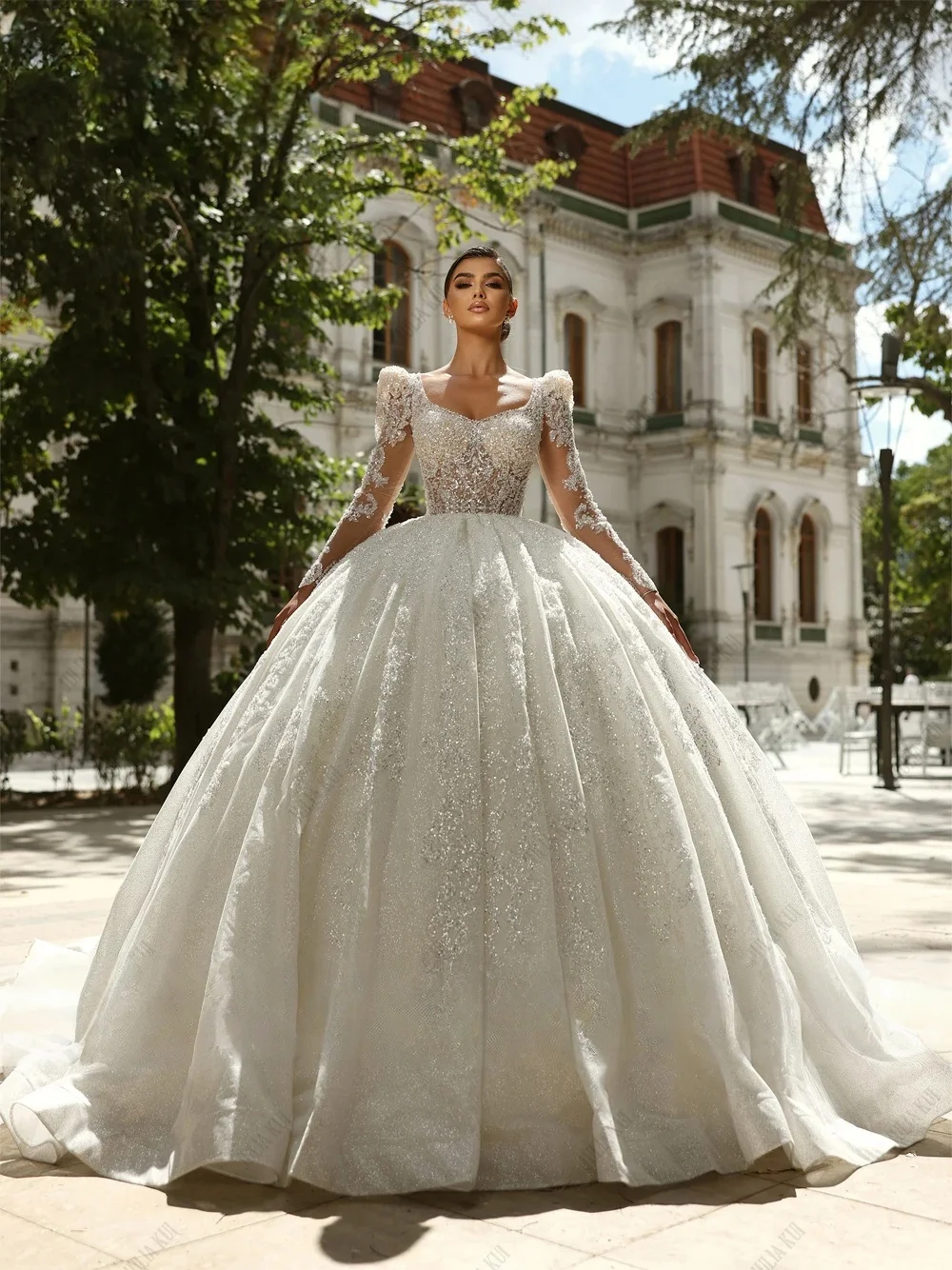 Maßgeschneiderte Prinzessinnen-Brautkleider aus Tüll mit Perlenstickerei, Spitze und Illusionsausschnitt, bauschige Brautkleider