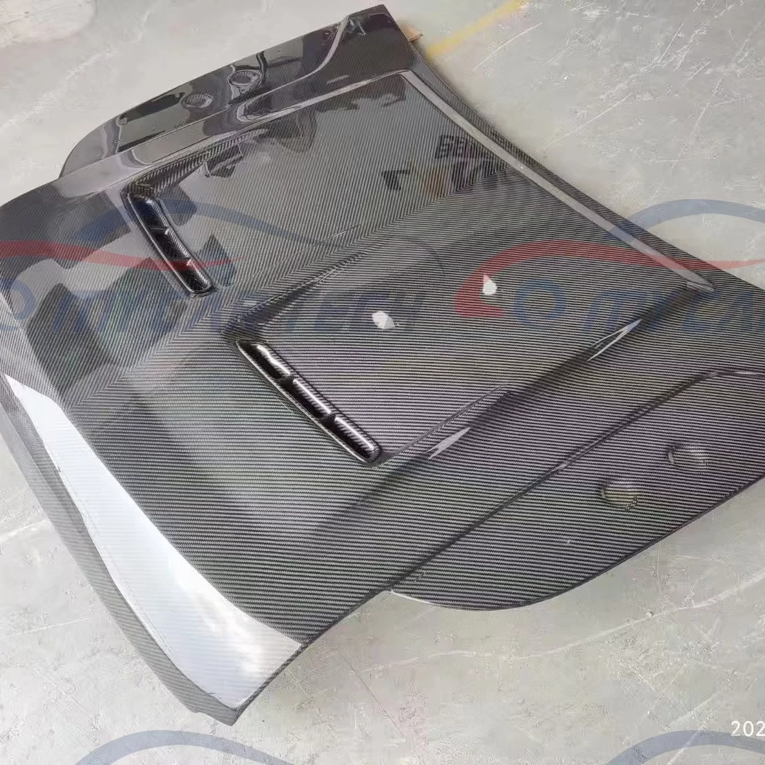 

DRY Carbon Fiber Hood for land roverPractical Good quality
