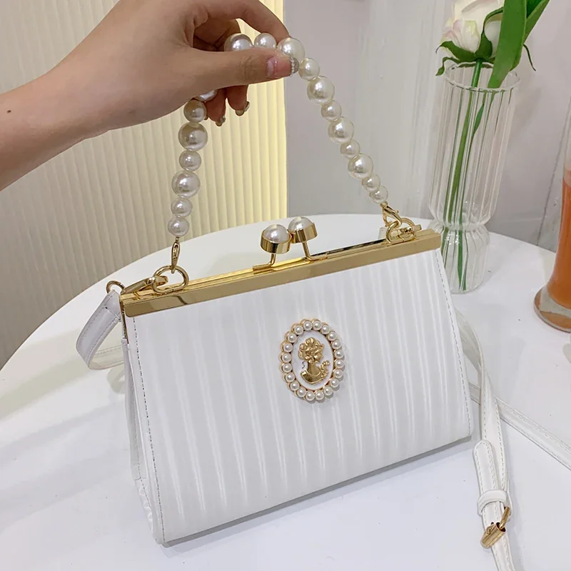 Luxury Women Evening Pearl Shell Clip Green Pink Chain Messenger Bags Designer White Prom Shoulder Bags Wedding Bridal Clutch