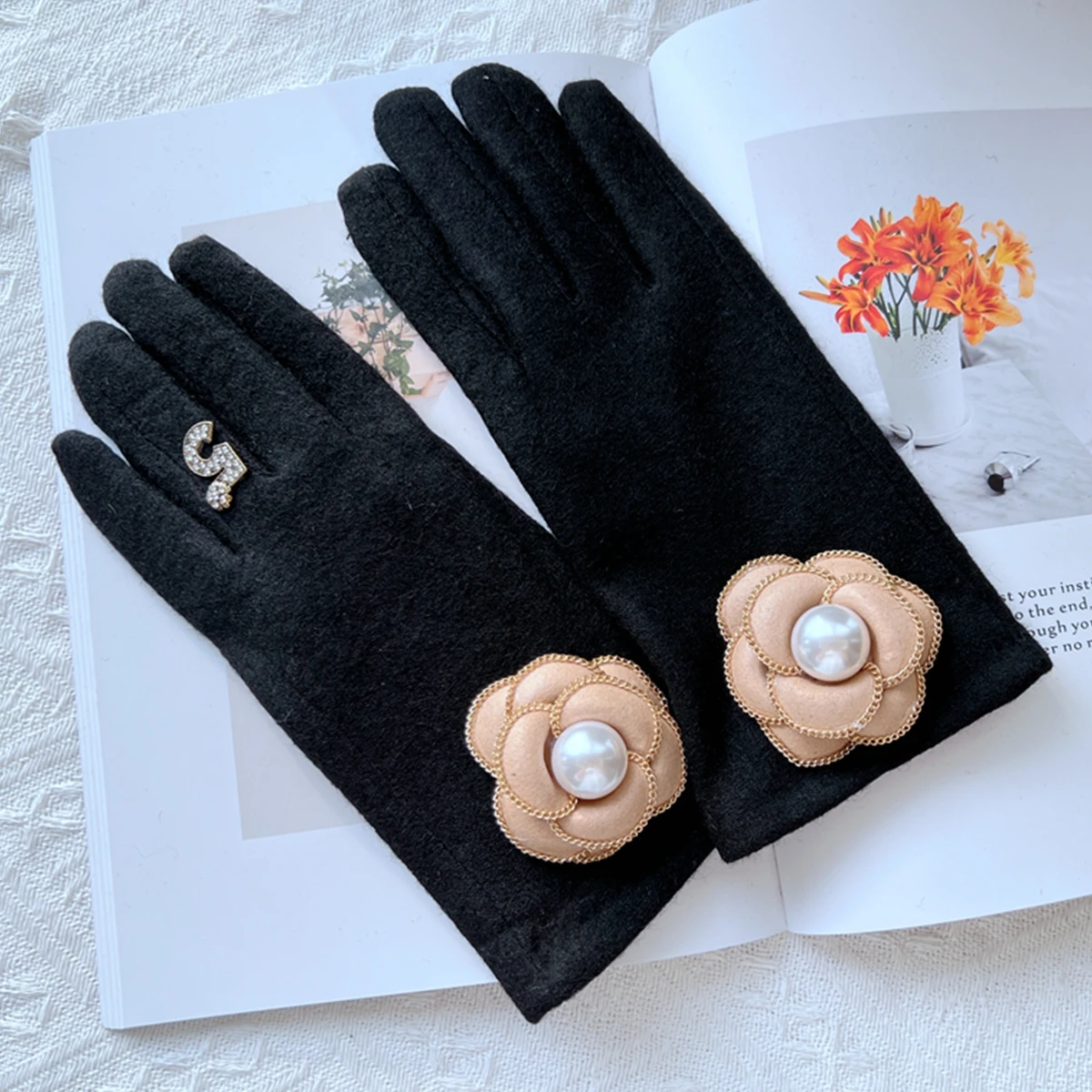 Elegant Brand Flower Gloves For women In Winter Soft Warm Wool Wrist Touch screen Black Mittens Daily Use Guantes
