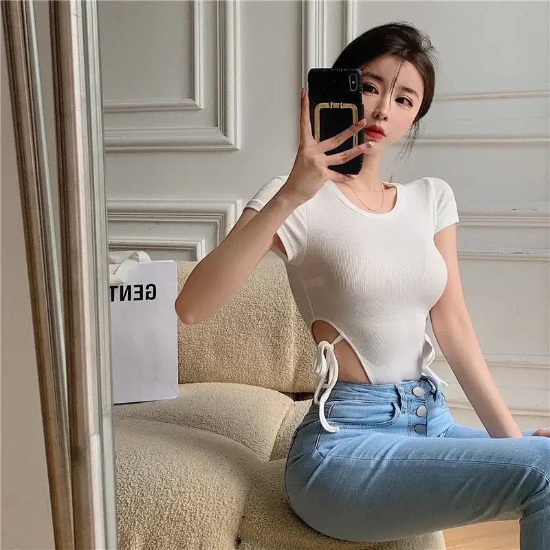 تي شيرت حريمي بأشرطة مفرغة ورقبة دائرية Hotsweet على الطراز الكوري أزياء السيدات شخصية الصيف الصلبة كل مباراة أنيقة E5705