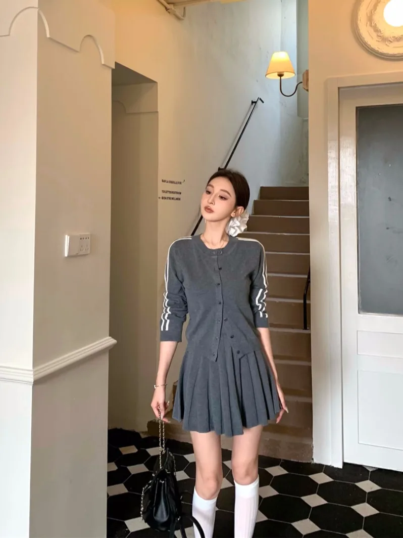 

Gray Striped Long Sleeve Knitted Cardigan And Pleated Skirt Spring Season Casual Two-Piece Set College Style Women's Fas...