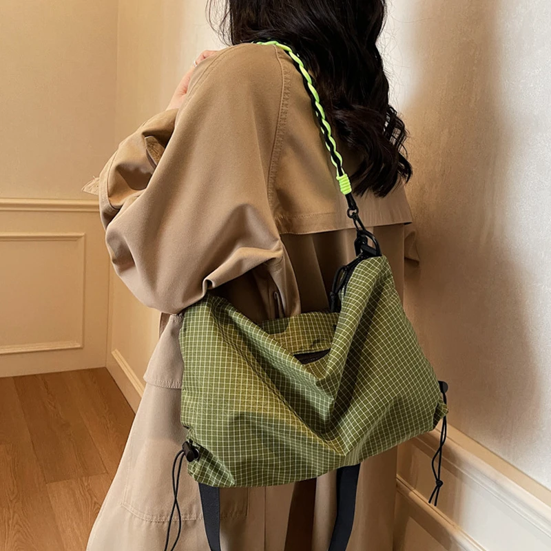 Lässige, karierte, wasserdichte Stoff-Umhängetasche, leichte Reisetasche für Damen, vielseitige Crossbody-Tasche – Detail 10