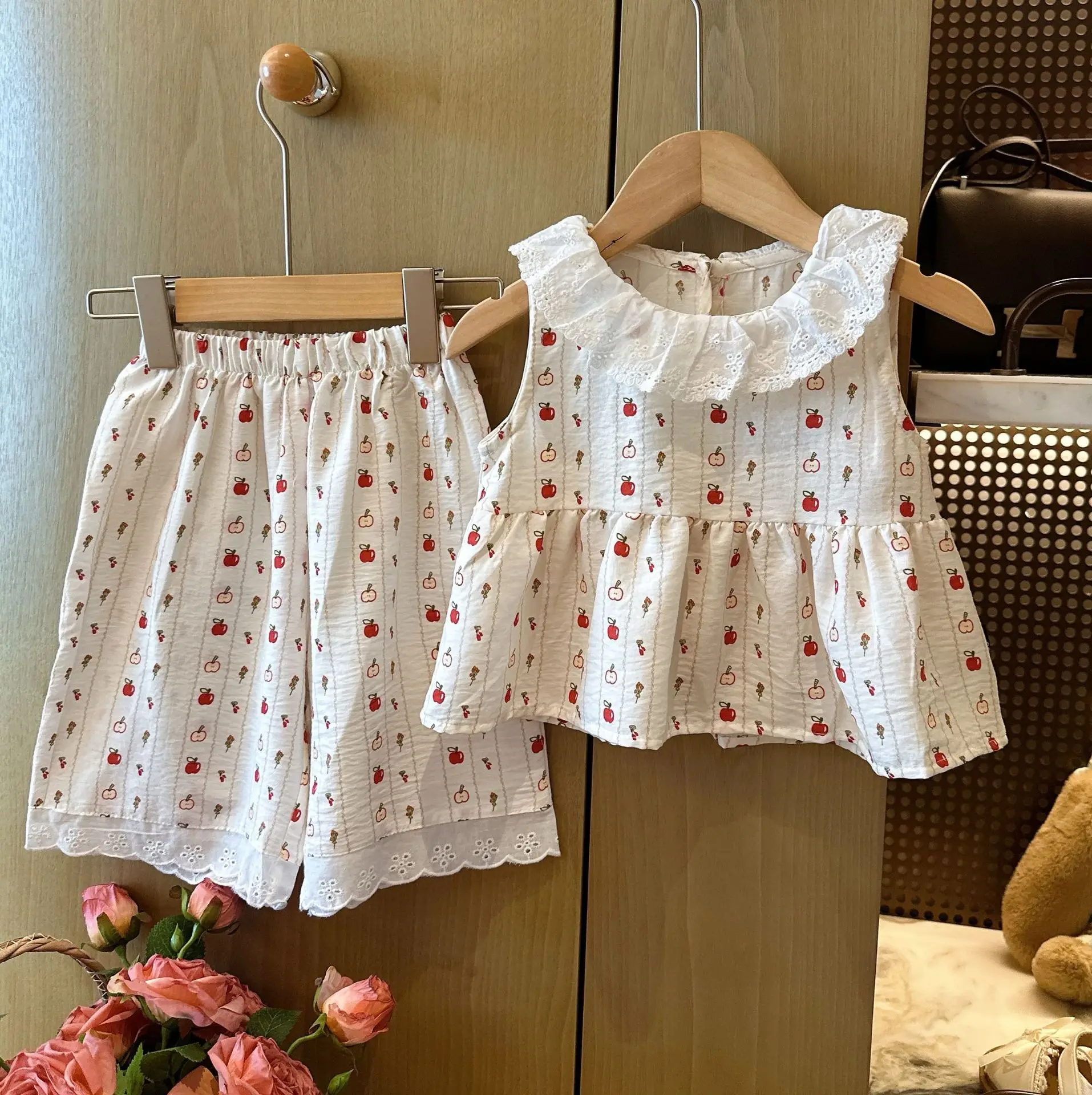 conjunto-versatil-de-duas-pecas-para-meninas-top-regata-estampado-com-gola-de-boneca-e-detalhes-em-renda-e-calca-casual-–-nova-colecao-verao-2026