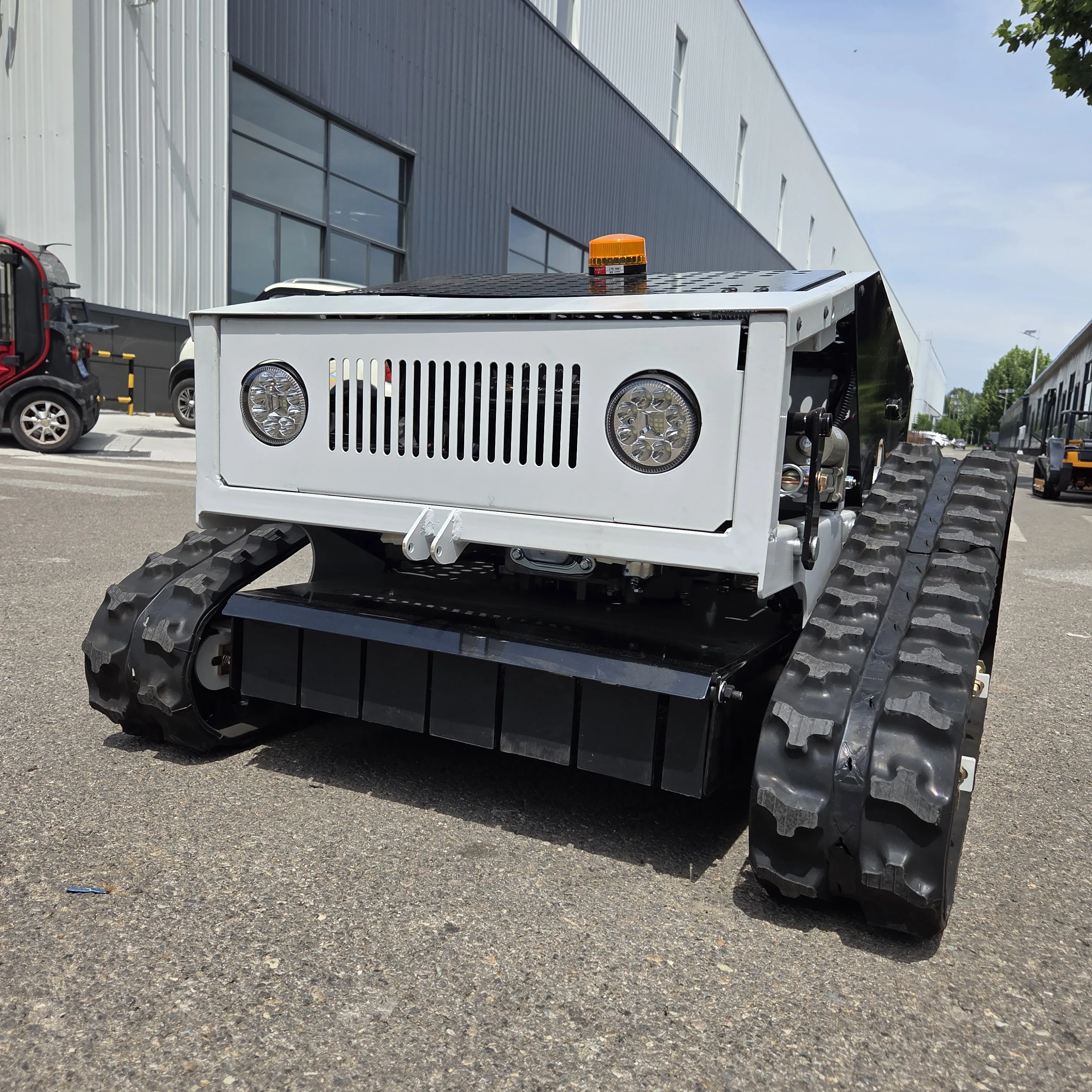 Nowa inteligentna kosiarka do trawy z elektrycznym rozrusznikiem jednym przyciskiem, podnoszeniem ostrza, funkcją zero turn i pełną automatyzacją.