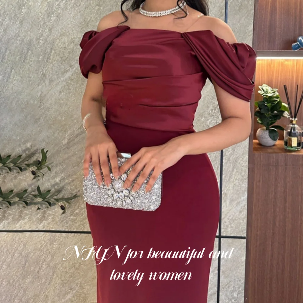 NFYN バーガンディ エレガント プロムドレス オフショルダー バックレス パーティードレス サテン マーメイドイブニングドレス バックスプリット付き カスタマイズ