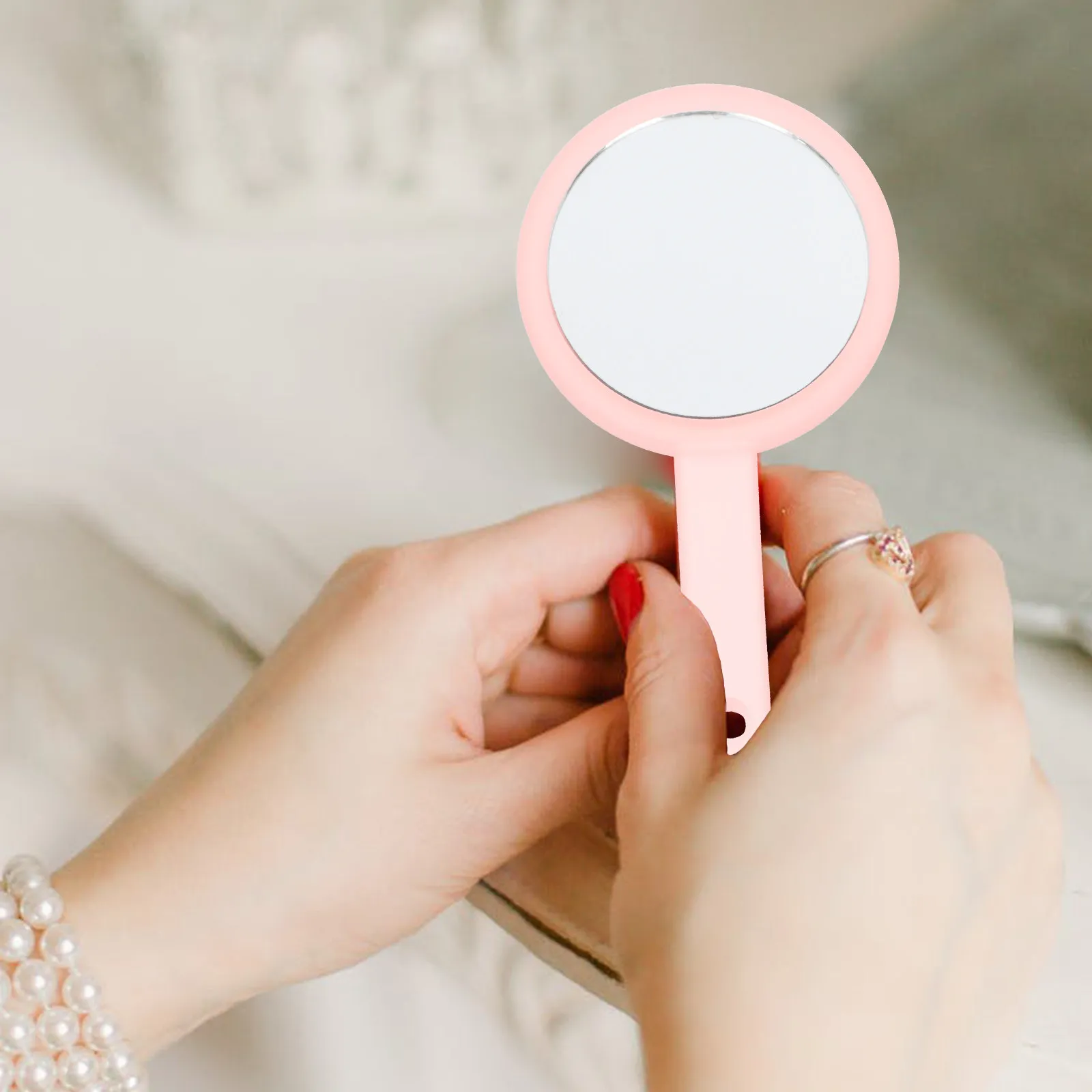 

Компактное портативное косметическое зеркало с высококачественной отражающей поверхностью, легко носить с собой для ежедневного макияжа и коррекции, для использования на улице и в помещении.