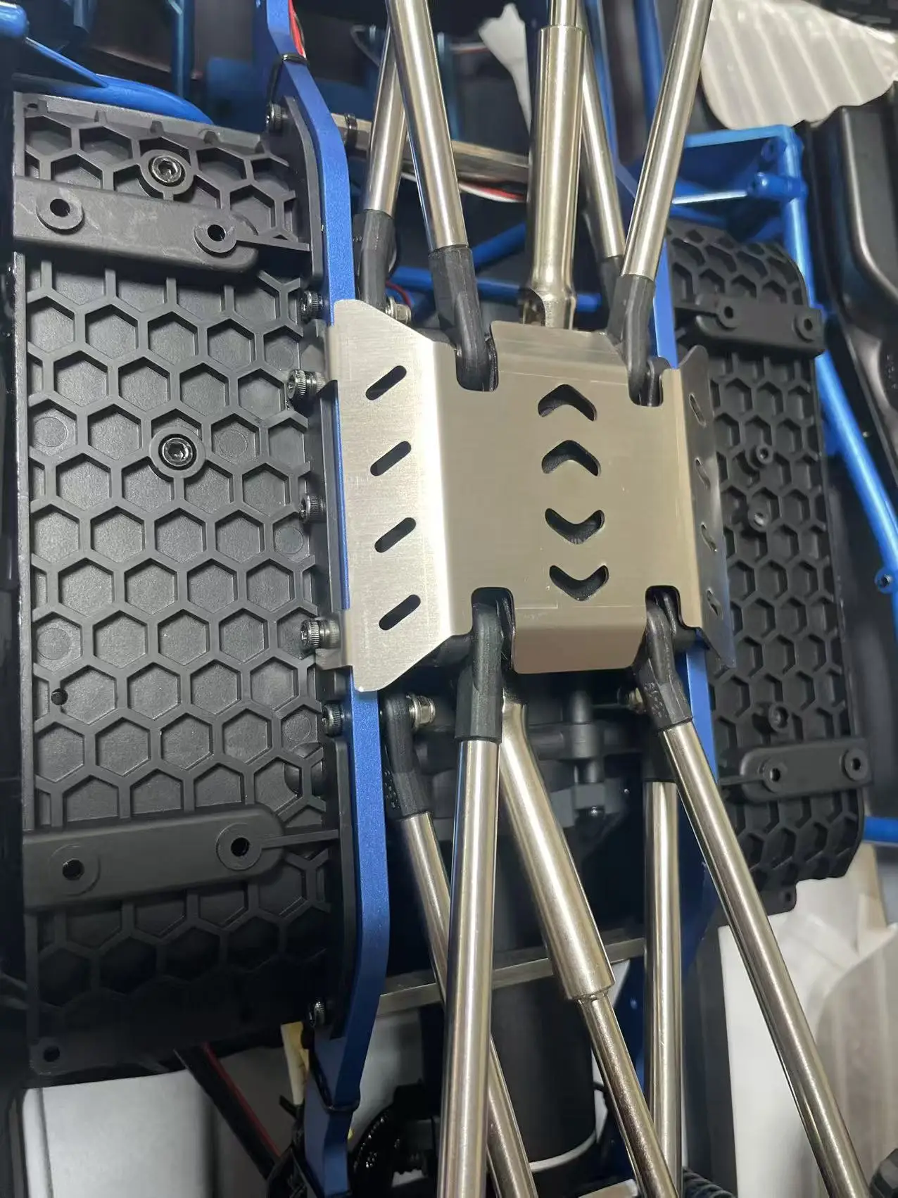 แผ่นกันกระแทกใต้ท้องรถสแตนเลสสำหรับรถบังคับวิทยุ MJX Hyper Go H8P ขนาด 1/8, ชิ้นส่วนอัพเกรดป้องกันใต้ท้องรถแบบโลหะสำหรับงานหนัก