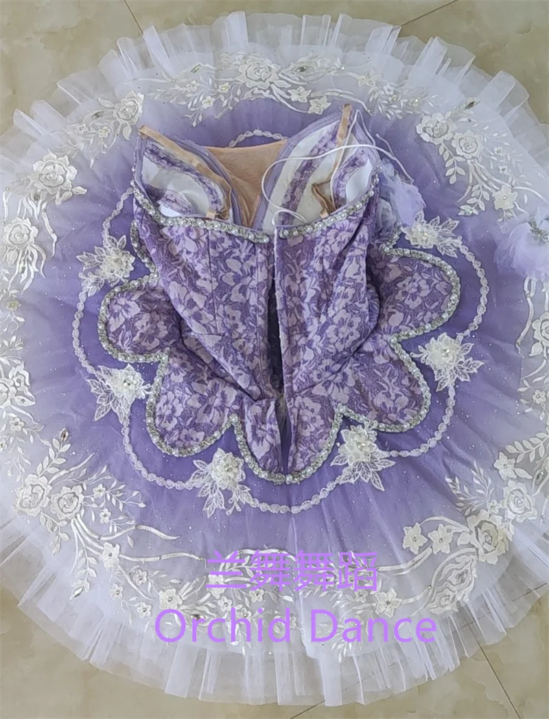 Dobrze wykonane, wysokiej jakości, profesjonalne, szyte na miarę, klasyczne kostiumy baletowe tutu dla dorosłych dziewcząt w kolorze liliowym z ptakiem.