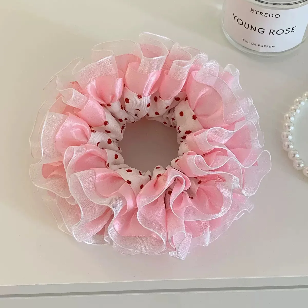 Rosa gepunktetes Haargummi – Ein elegantes Haaraccessoire im Ballett-Stil für elegante Duttfrisuren. – Detail 3
