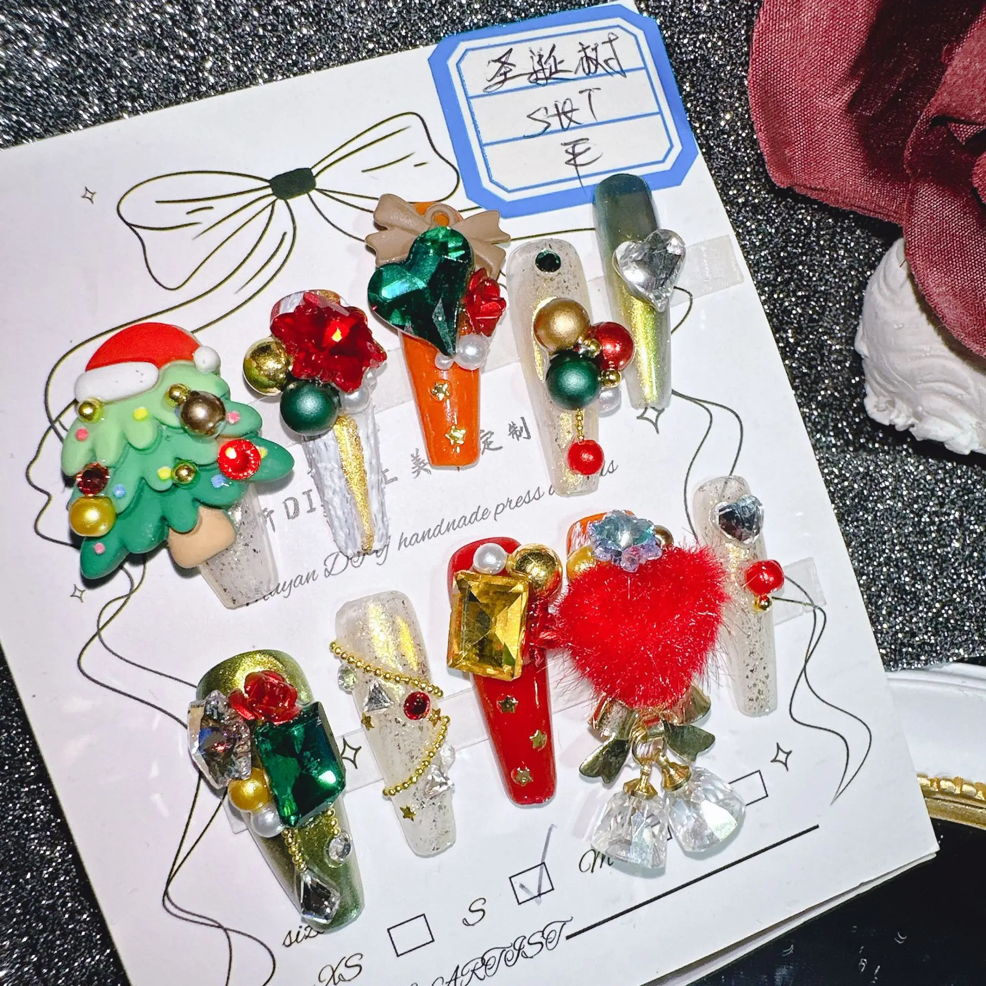 

Рождественский тематический пресс на ногтях с 3D елочными стразами, плюшевые, несколько размеров, красный, зеленый, золотой, дизайн подарка на рождественскую елку, легко