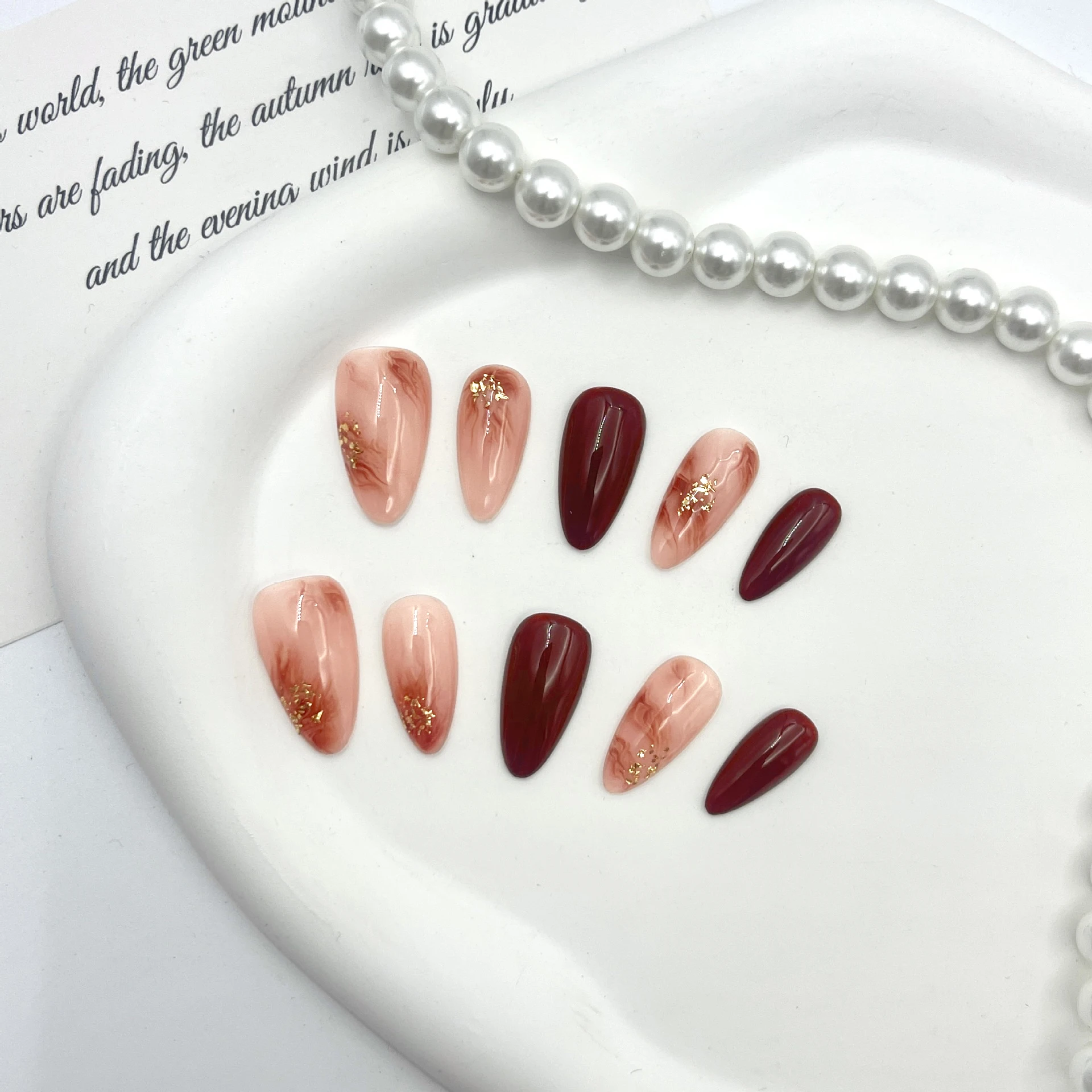 เล็บปลอมสีคาราเมลทองแดงแดงเข้ม 10 ชิ้น/ถุง สำหรับฤดูใบไม้ร่วงและฤดูหนาว ทำมือ แบบกดติด ถอดออกได้ รูปทรงอัลมอนด์