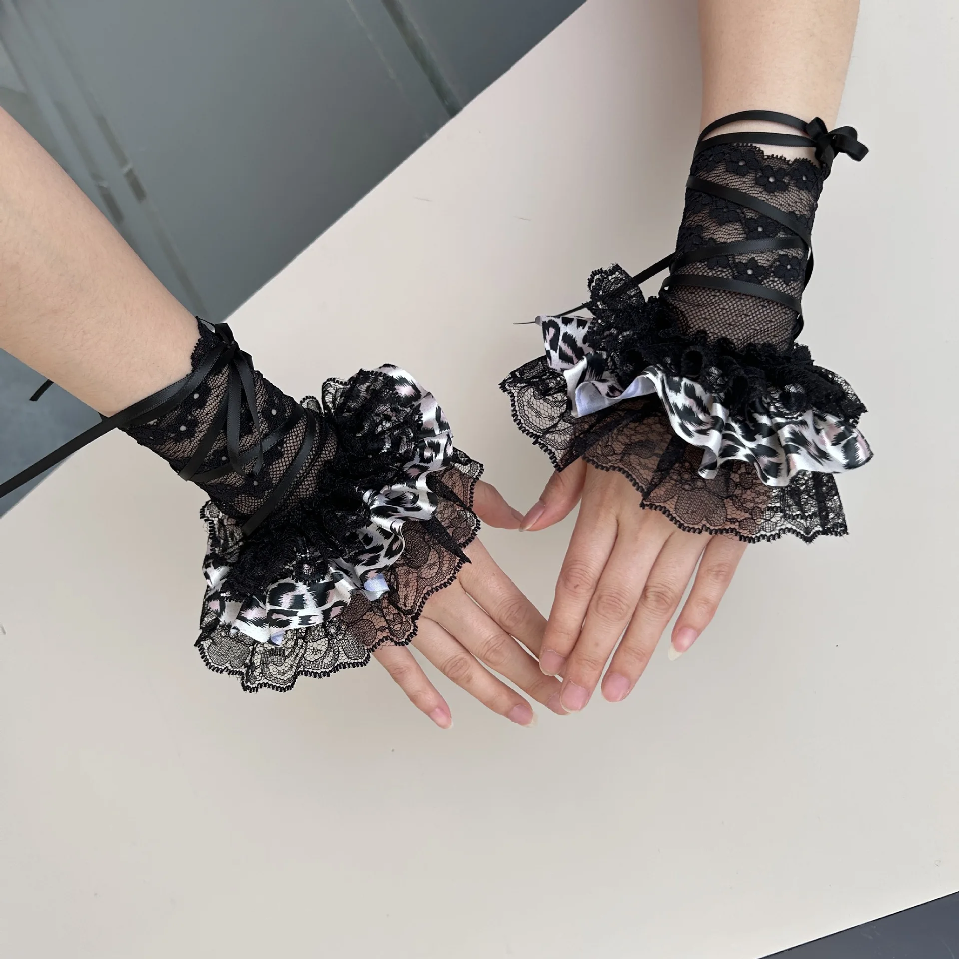 Lolita Guanti con volant in pizzo nero Rete gotica Maniche con fiocco Subcultura Y2K Coprigambe Steampunk Ragazza piccante Manica con volant in pizzo