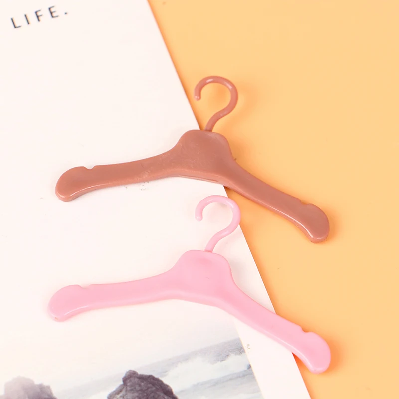 10PCS Lovely 5.5cm Doll Hangers Mini Cute Wardrobe Dress Coat Clothes Plastic Doll Pretend Play Girls Toys