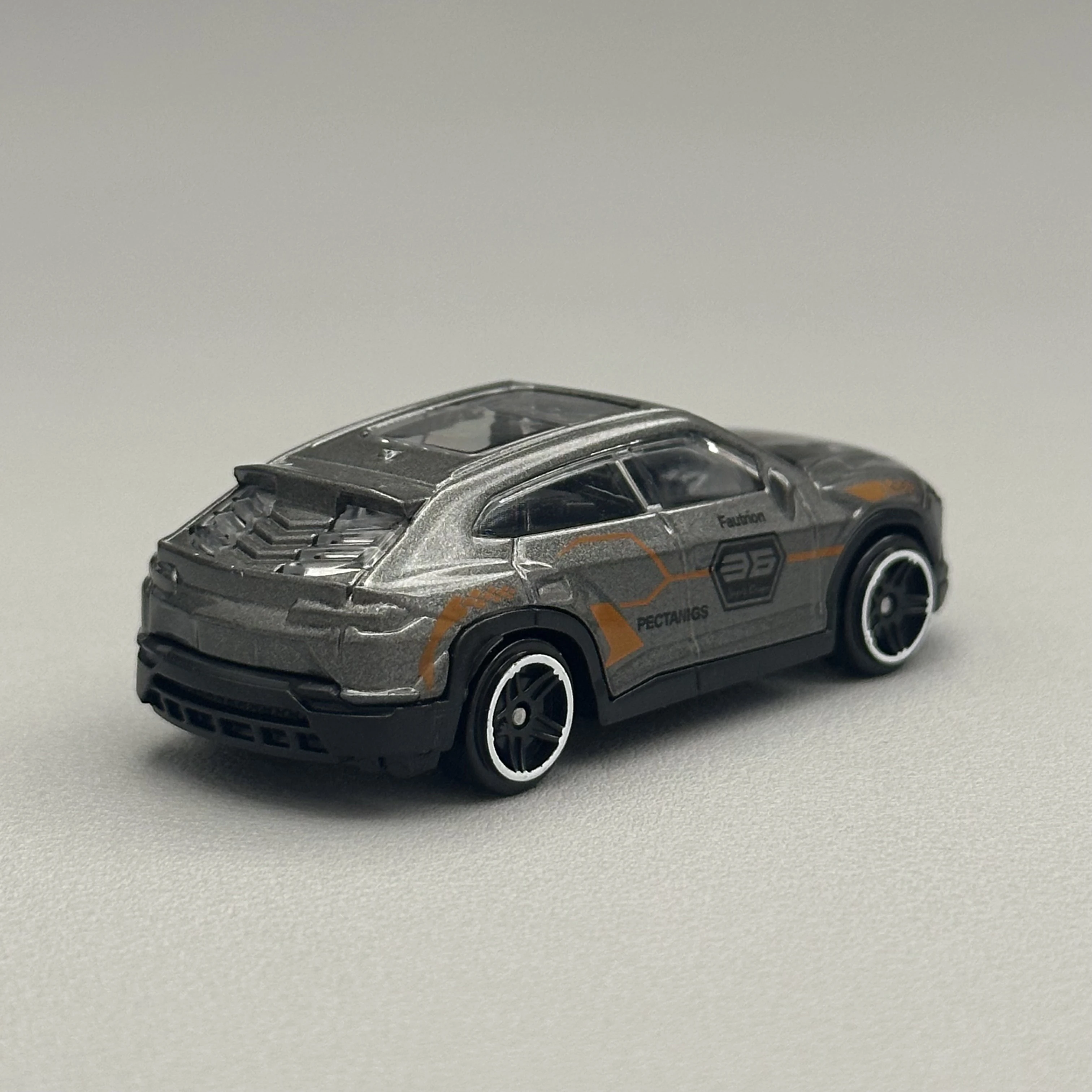 1/64 Scale Diecast Alloy SUV Model Car Toy Metal Body Sport Utility Vehicle Realistic Miniature Collector Car Gift Display image 2