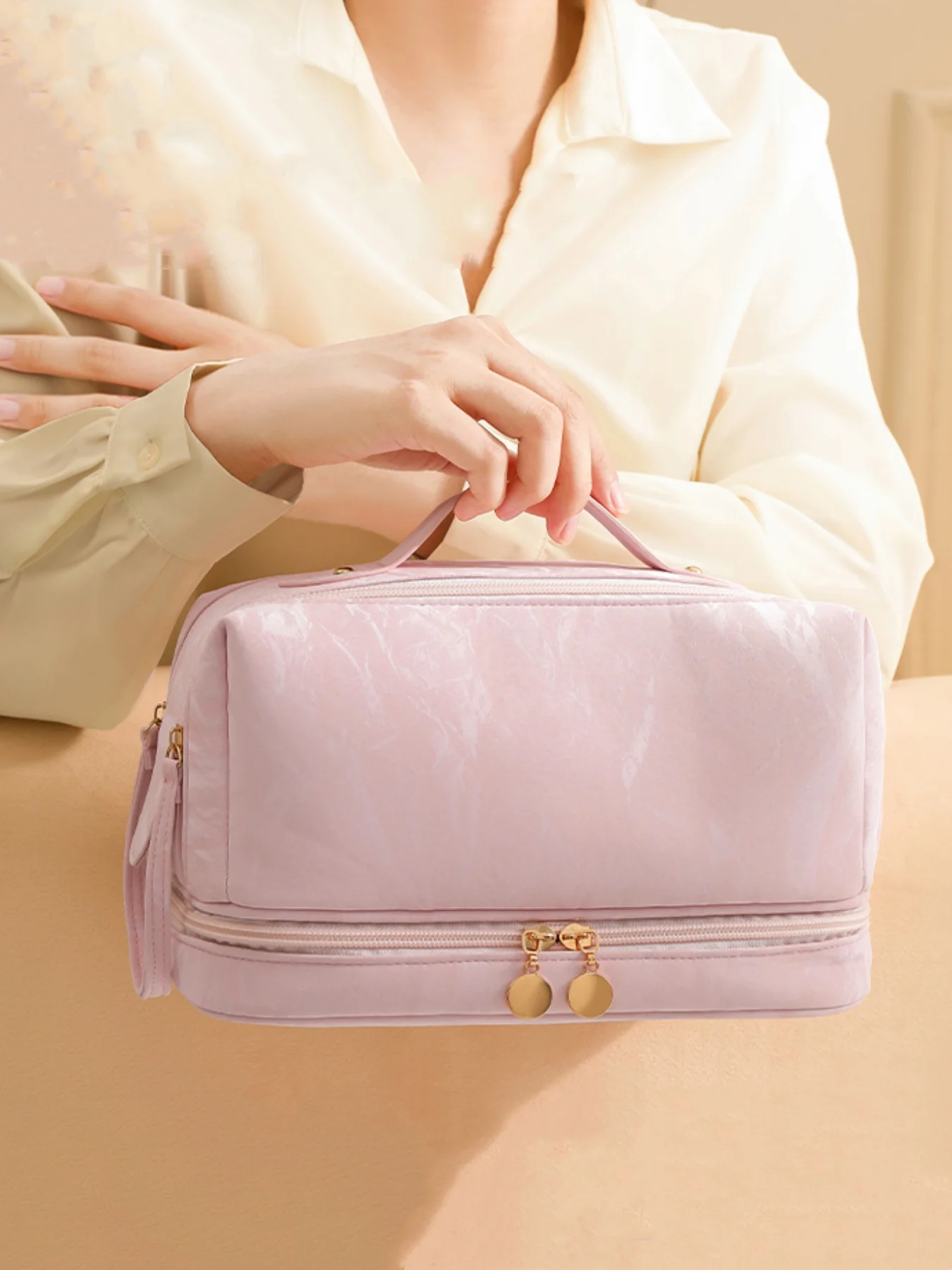 Neceser de mano multifuncional de gran capacidad con doble cremallera y doble cremallera para mujer, neceser pequeño de cuero Pu de alto valor, bolsa interior portátil con múltiples compartimentos para almacenar productos de maquillaje y cuidado de la piel, puede contener cosméticos, artículos de tocador, teléfonos móviles, joyas, etc. , Adecuado para viajes diarios, viajes de negocios, recuerdos de boda, regalos de San Valentín para novias y artículos esenciales para estudiantes que viven en el campus durante la temporada de regreso a la escuela