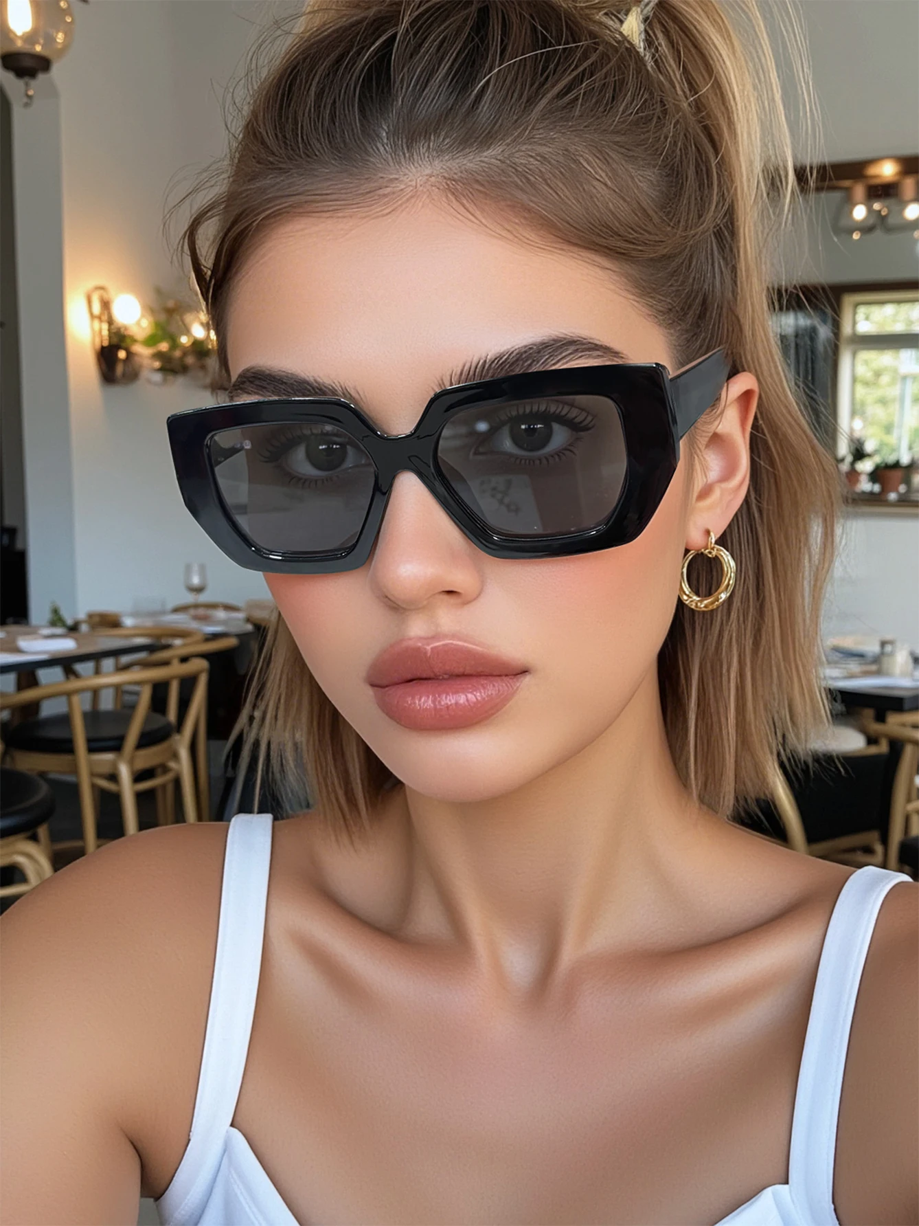 

Изысканные и нежные черные многоугольные солнцезащитные очки унисекс в европейском и американском стиле.