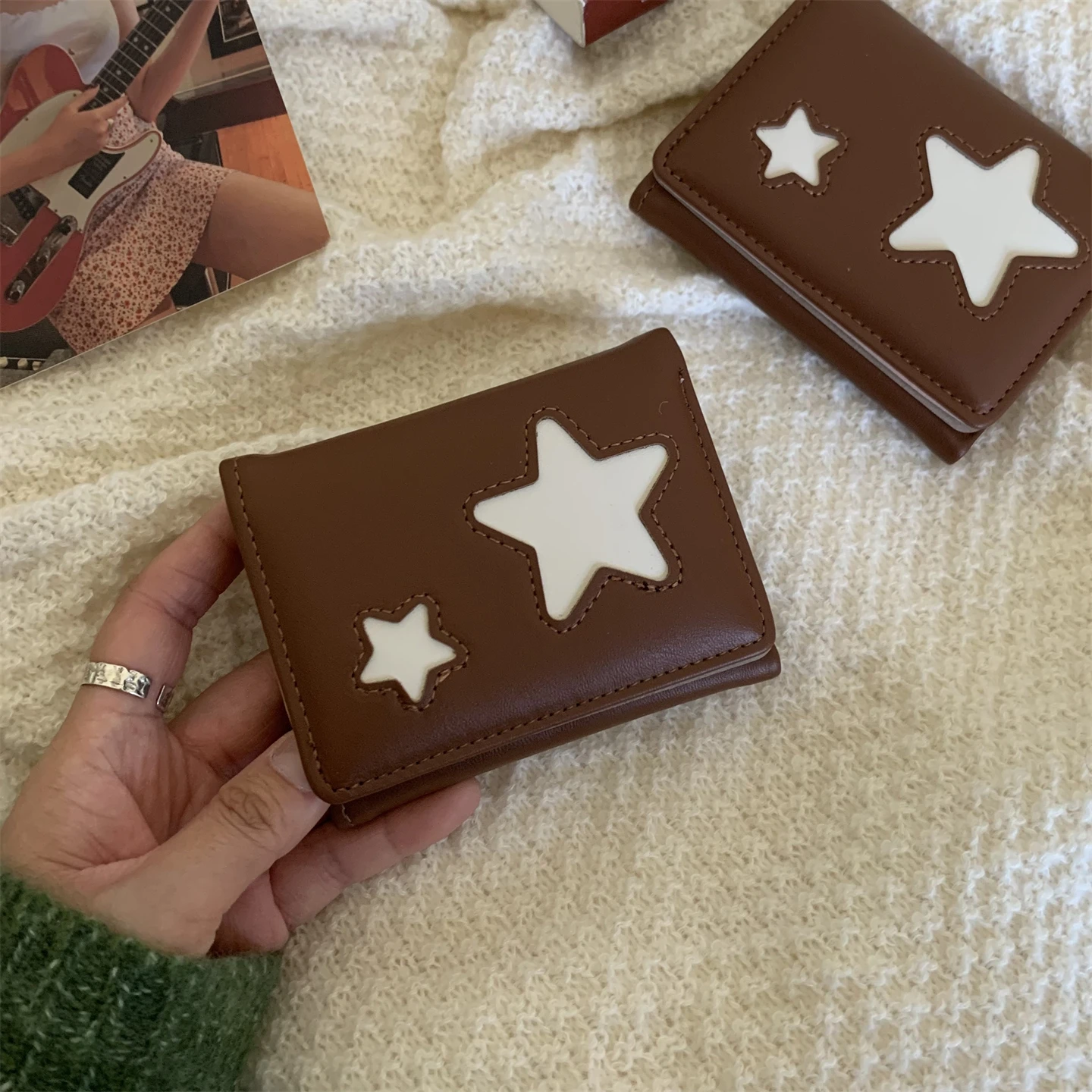 carteira-compacta-leve-marrom-com-padrao-de-estrelas-design-com-multiplos-slots-para-cartoes-estilo-retro-fofo-para-mulhere