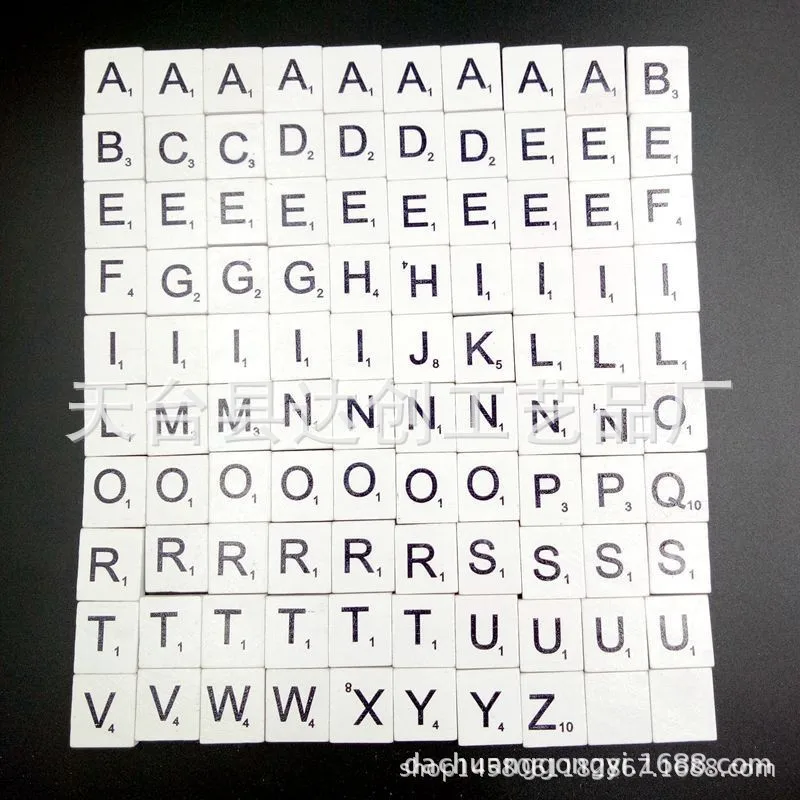 Uma variedade de 26 quadrados coloridos de pinho do alfabeto inglês, quebra-cabeças de educação infantil, lascas de madeira do alfabeto europeu