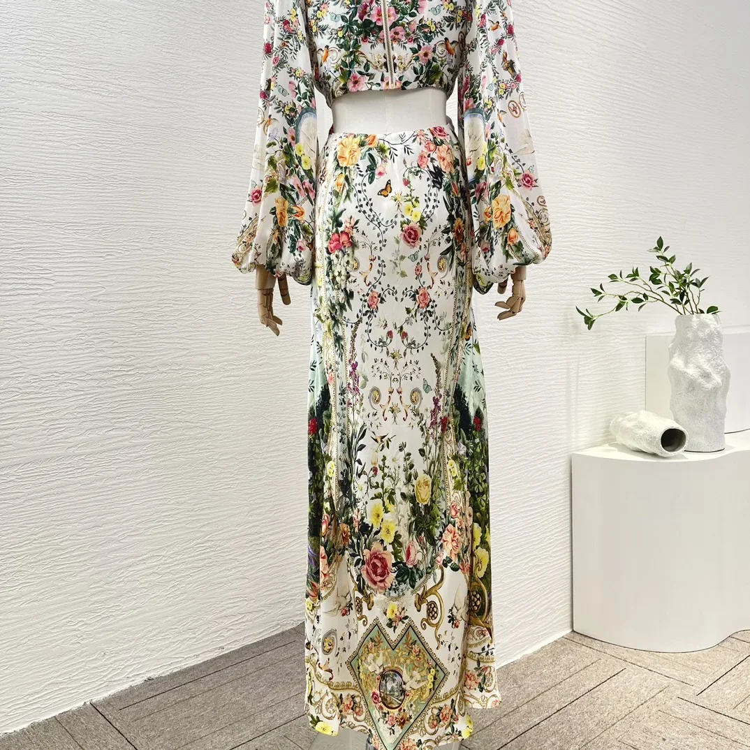 Weißes, langärmliges, knöchel langes Kleid mit Blumen druck