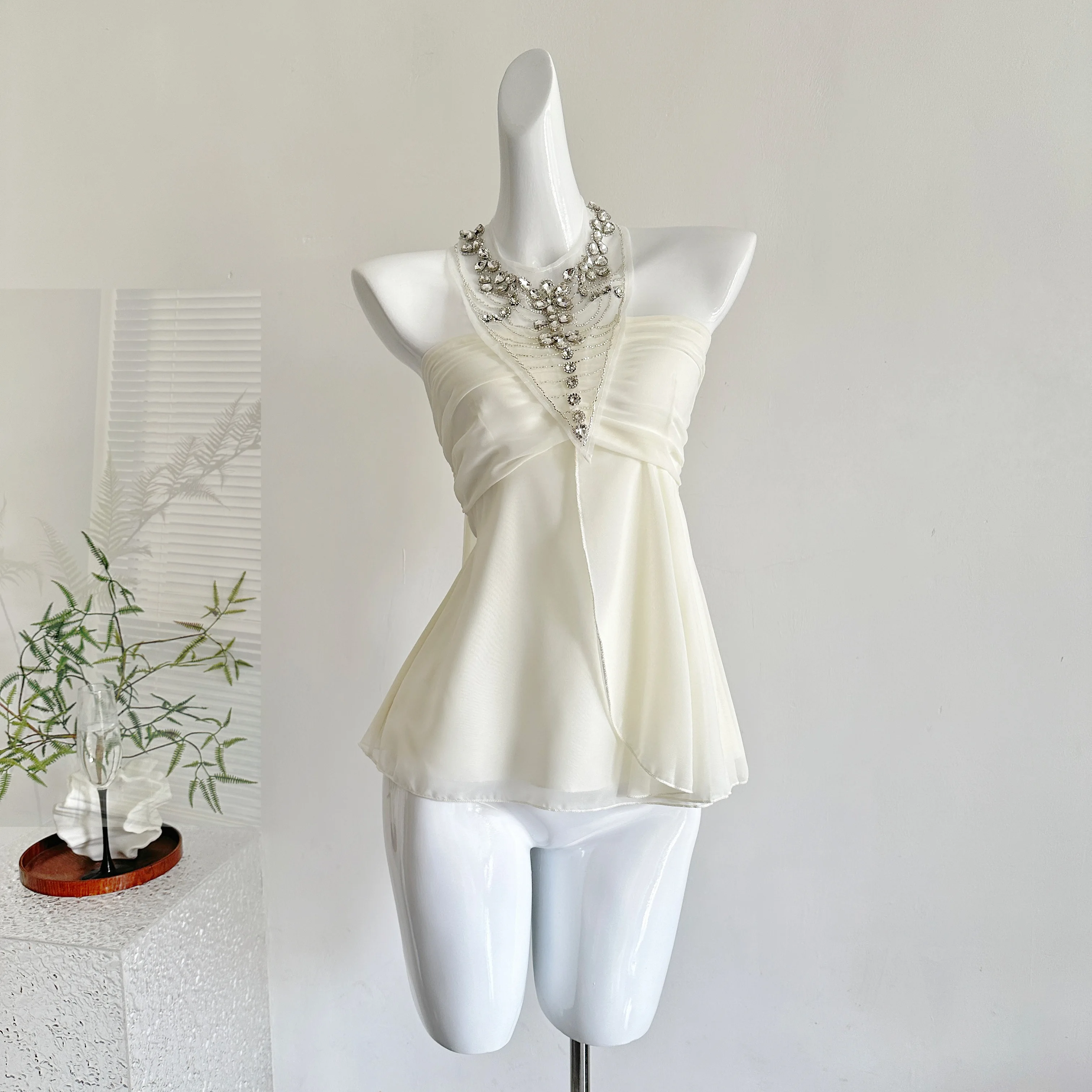 شبكة حجر الراين النسائية الصيفية الجديدة لعام 2025 مقسمة ​ ​ الشيفون سترة قصيرة وسادة الصدر نصف الرقبة المرأة الأعلى