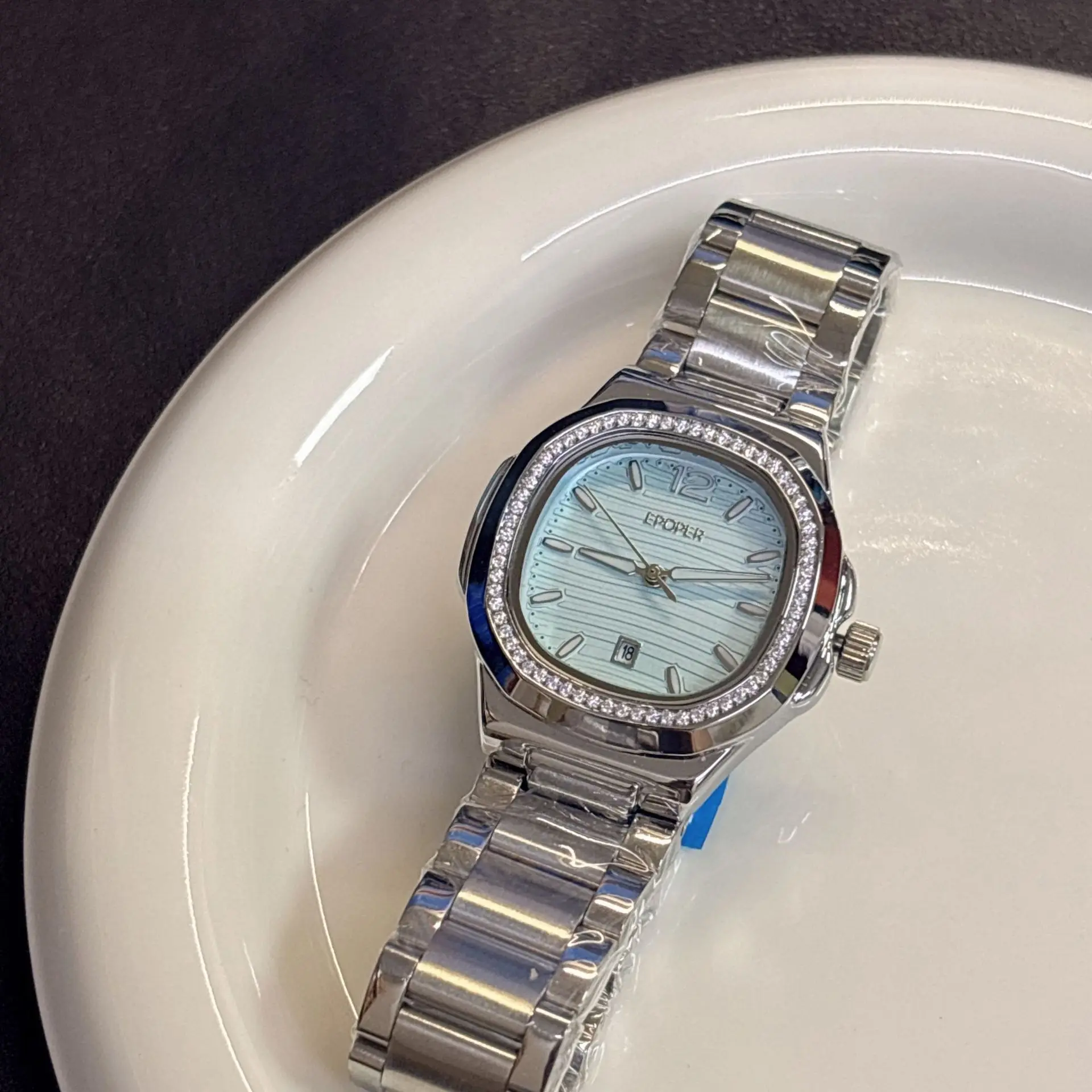 Stylish casual high-value watch with large dial and date displayversatile couple watch, trendy women's watch, women's wristwatch