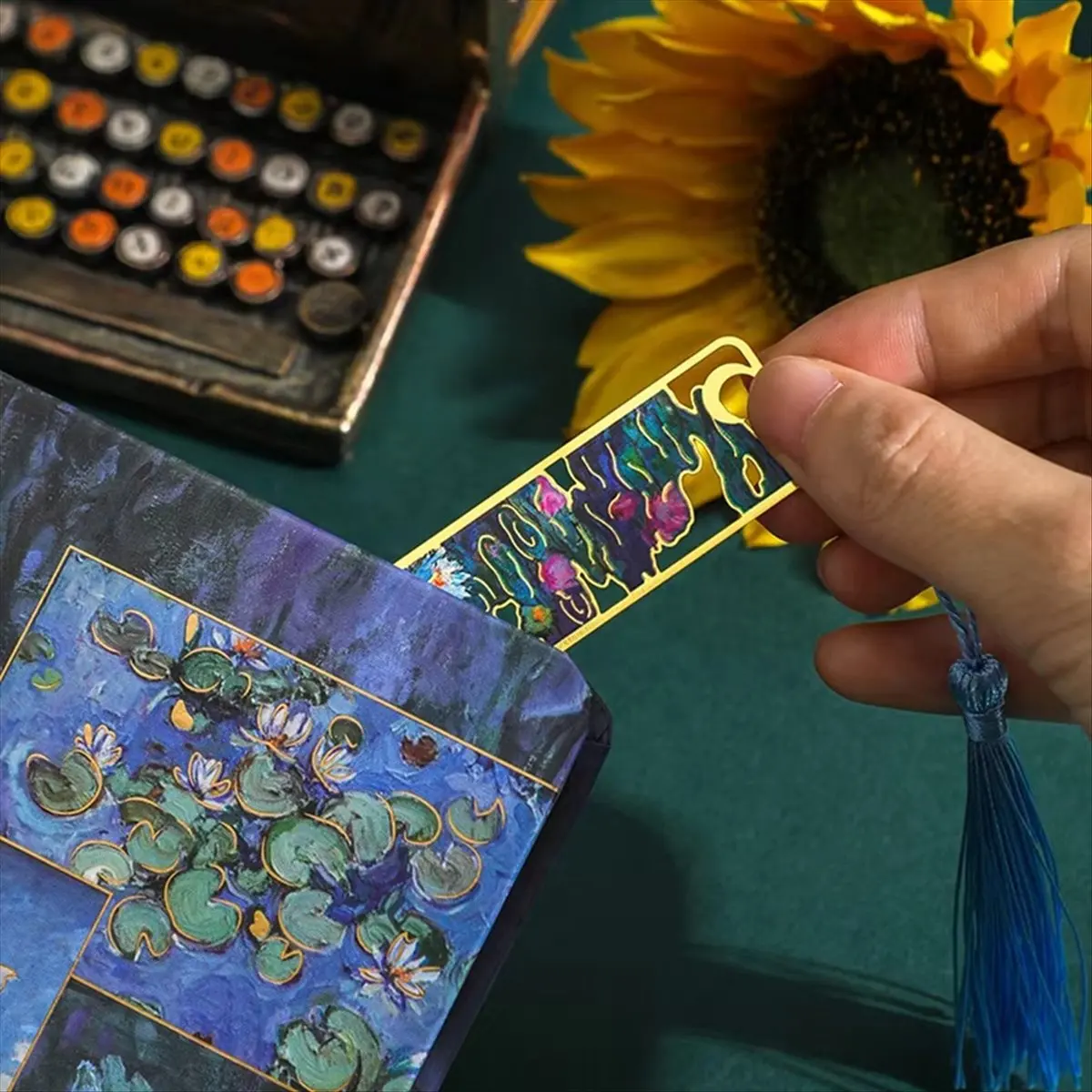 2026 Trend 4 Pc Retro Floral Painting Metal Bookmark Hollow Bronzing Bookmark with Tassel Stationery Gifts for Book Club Reader