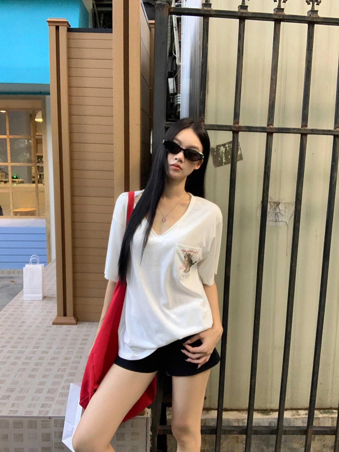 تي شيرت نسائي أحمر بأكمام قصيرة وياقة على شكل V، تصميم فضفاض جديد للصيف، قميص أبيض عصري وأنيق من مزيج القطن #2