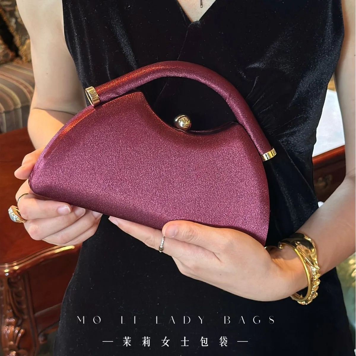 Celebrity senior sense triangle small bag satin banquet bag Celebrity long dress dinner oblique span chain handbag