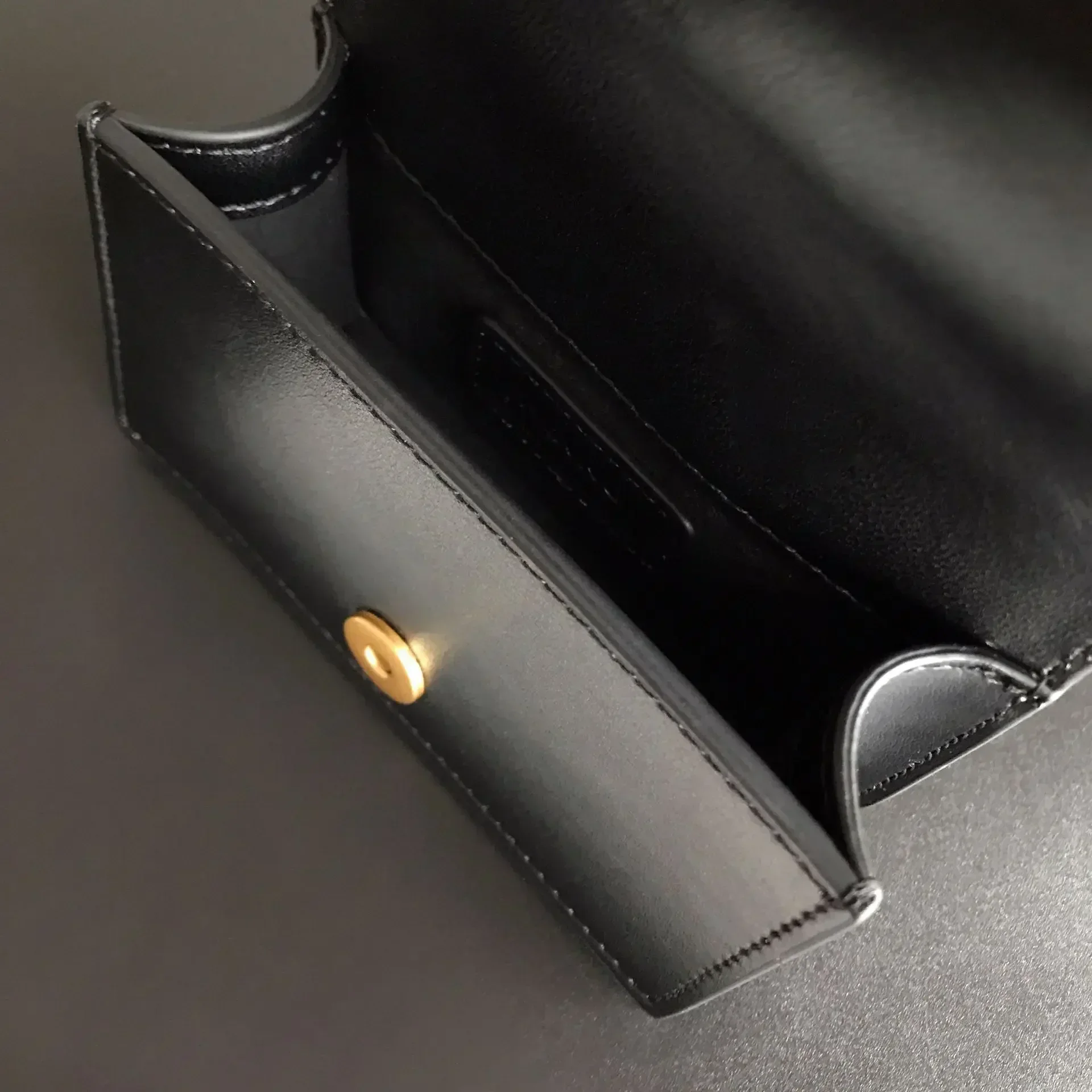 2026 Neue Damen-Umhängetasche in Beige mit V-Steppung, PU-Leder, Goldener Schwalbenverschluss, Ketten-Mini-Schultertasche für den Alltag, Dating, Hochzeit, Bestseller – Detail 15