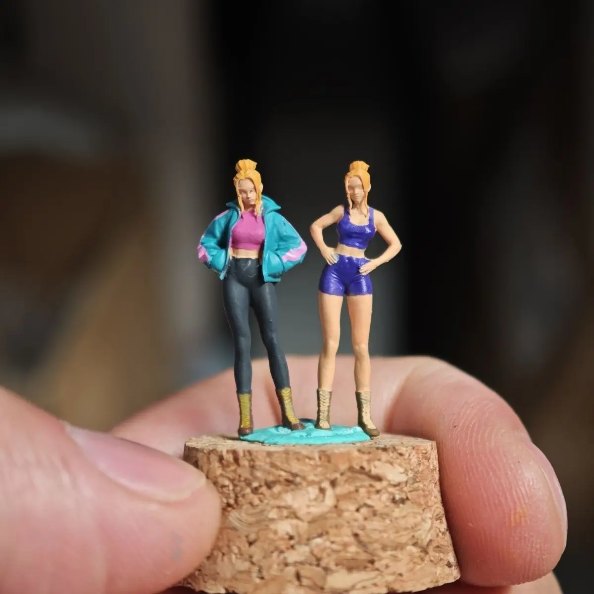 

1/64 Small Figurine DIY Hand-painted Resin Jacket Girl Model Car Scene Diorama