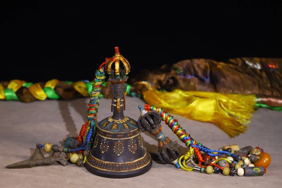 Old Nepalese temples Old Bronze Painted Buddha Flower Pattern Mahakala Head Vajra  Ring Bell Amulet Dharma Town house