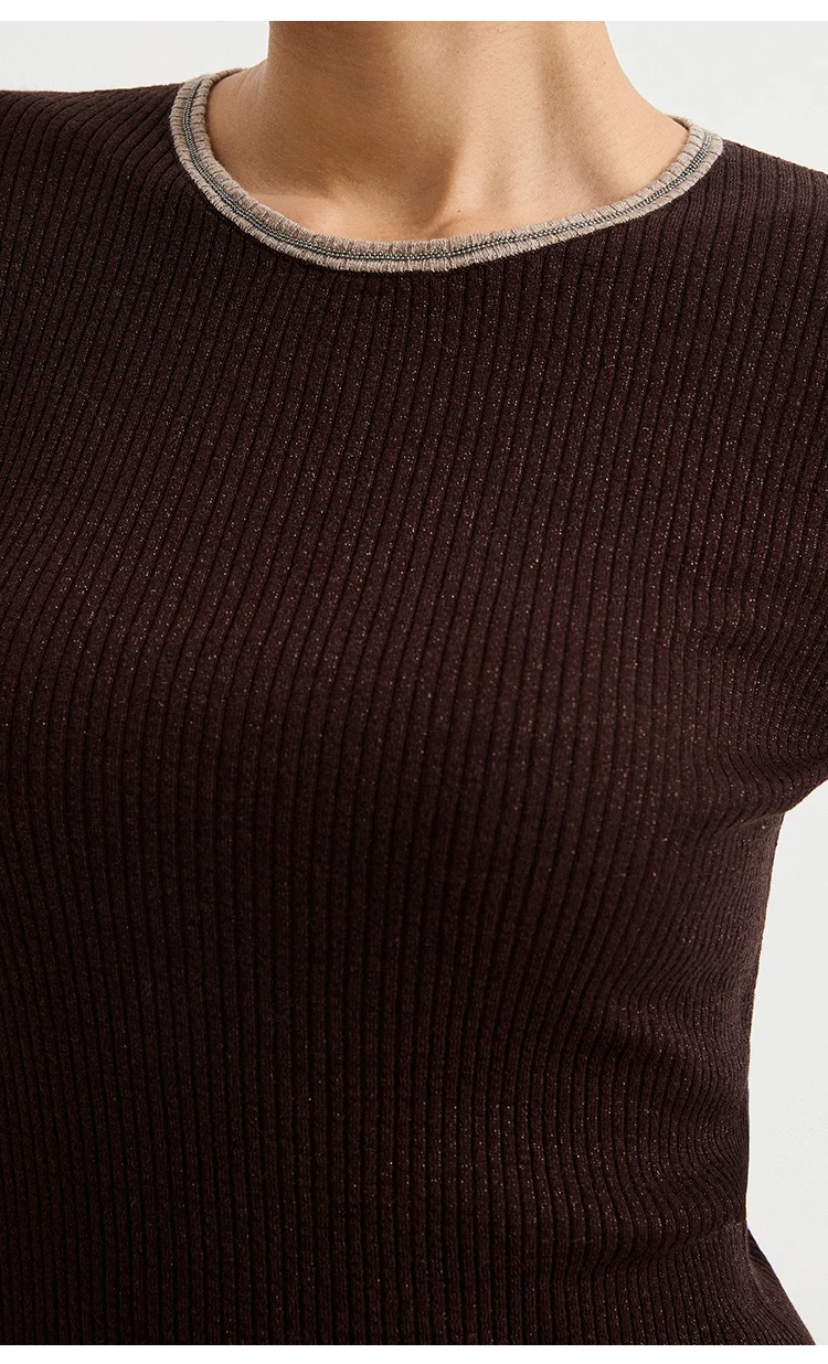 BY3621584 Damen-Pullover mit Rundhalsausschnitt aus Wollmischung, gerippt, kurze Ärmel, Kontrastkragen, Kettenverzierung, Schlüsselloch am Rücken, dezenter Luxus für den Herbst – Detail 9