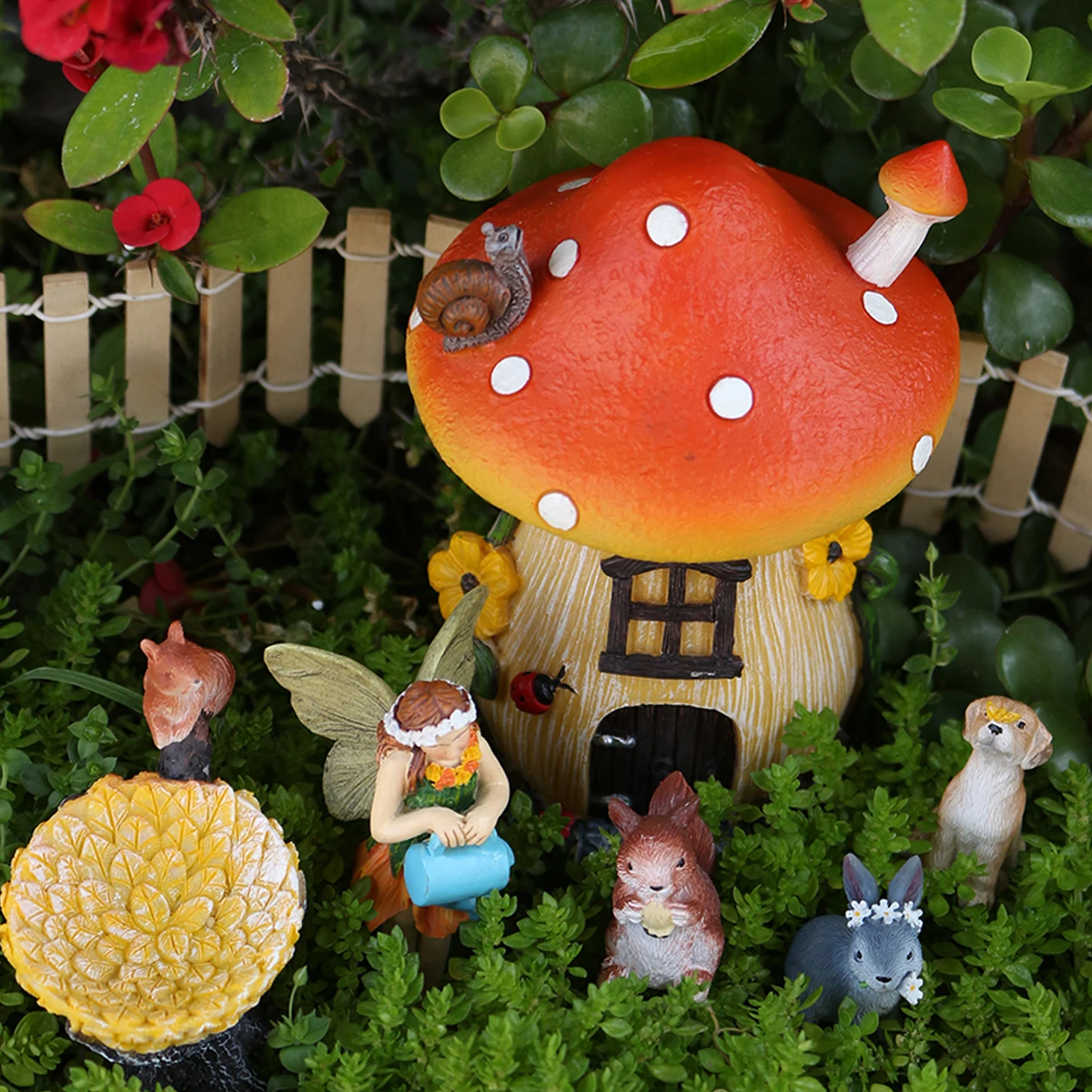 Waterproof and Sun-Resistant Resin Mushroom House Elf Animal Statue, Outdoor Garden Terrace Lawn Decoration, Fairy Tale Miniature Landscape Craft Ornament