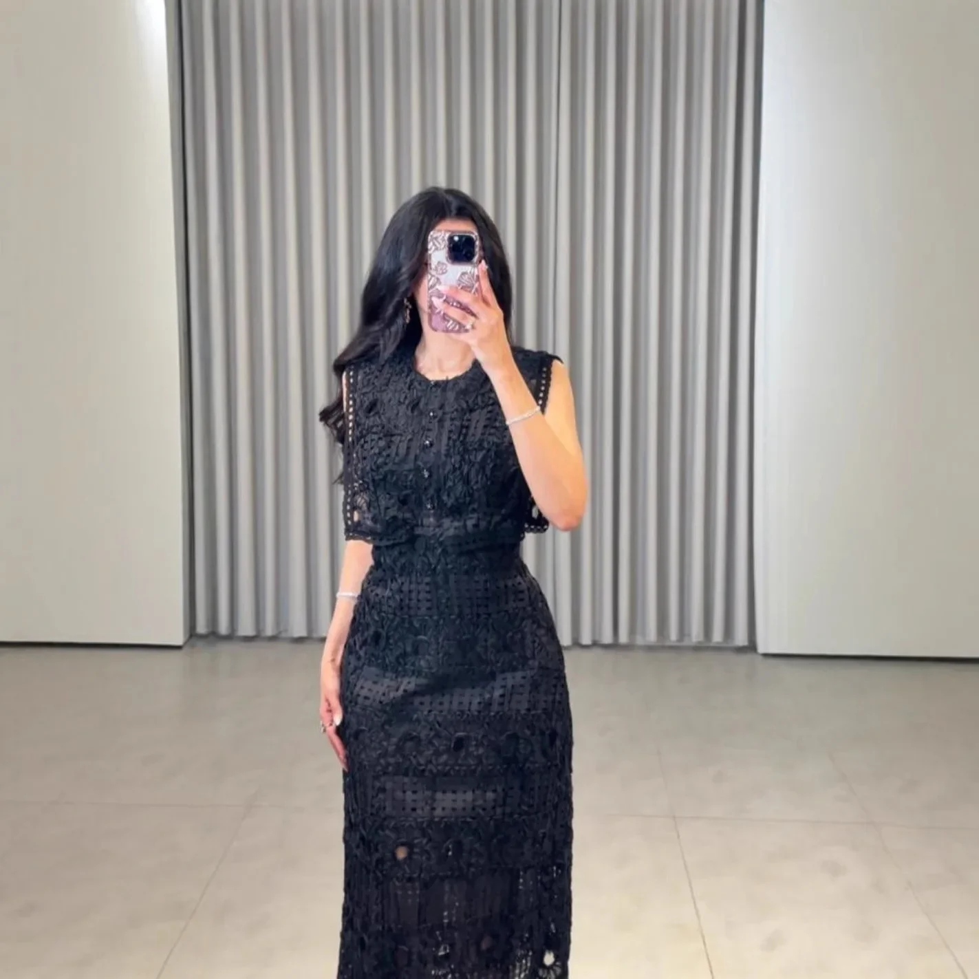 Kleidung Neues ärmelloses Blumen-Jacquard-Spitzenkleid mit hoher Taille im Nahen Osten, einfarbig